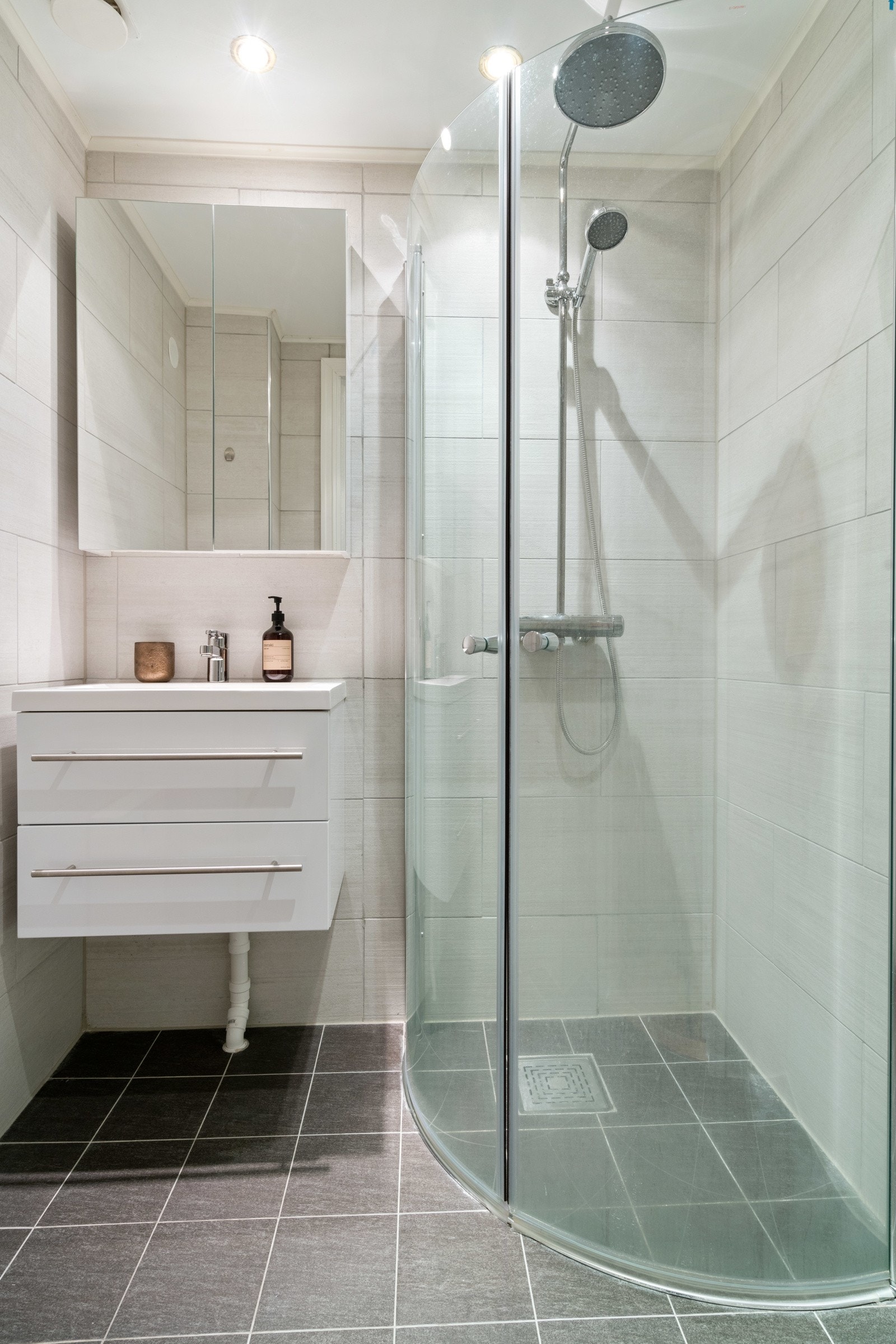 Et lunt, oppvarmet baderomsgulv sørger for en god start på dagen. Galleribilde