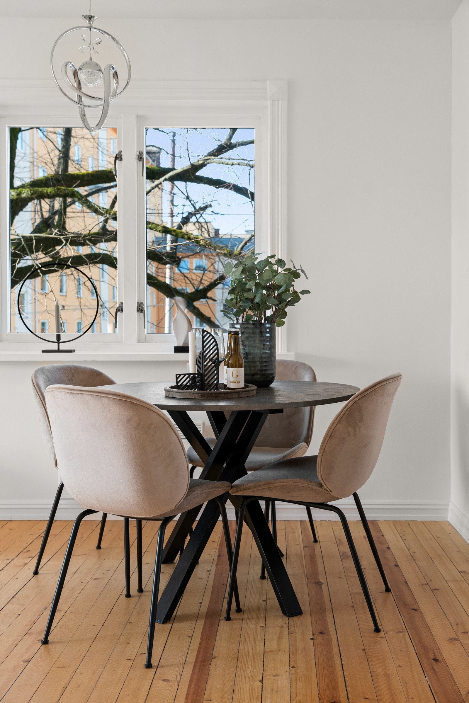 Det er rundt spisebordet de gode samtalene finner sted. Galleribilde