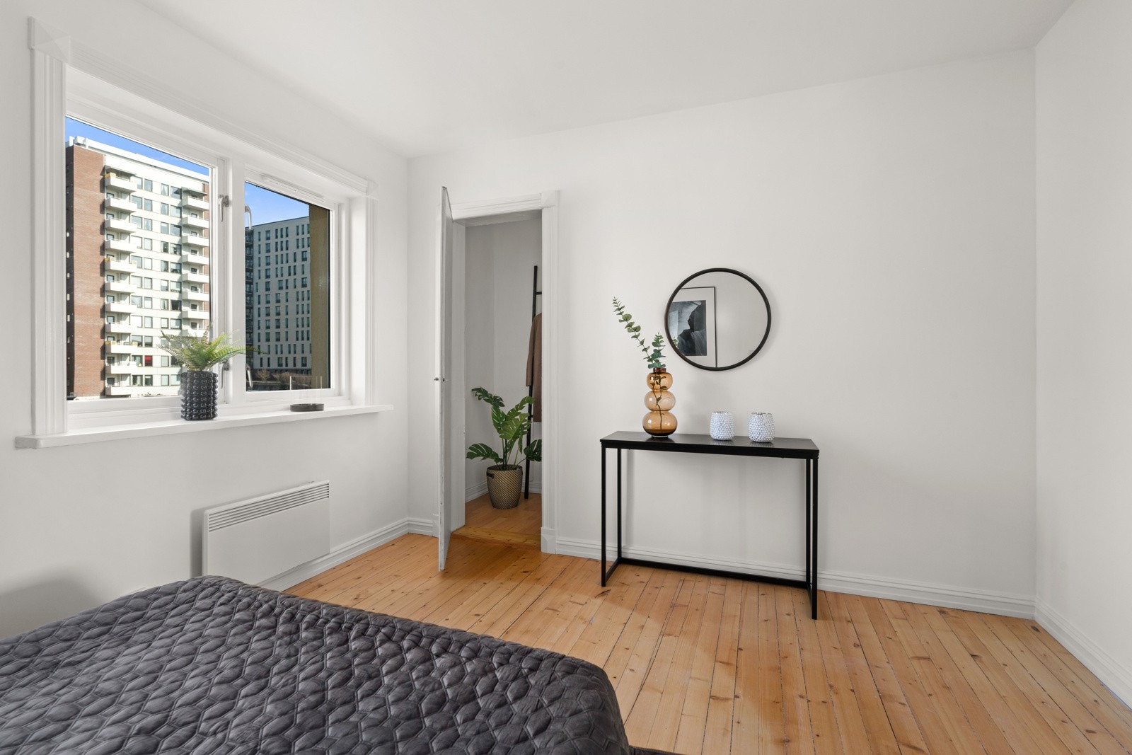 Det er rikelig med plass til gode oppbevaringsløsninger, i tillegg til at rommet er tilknyttet en innvendig bod. Galleribilde