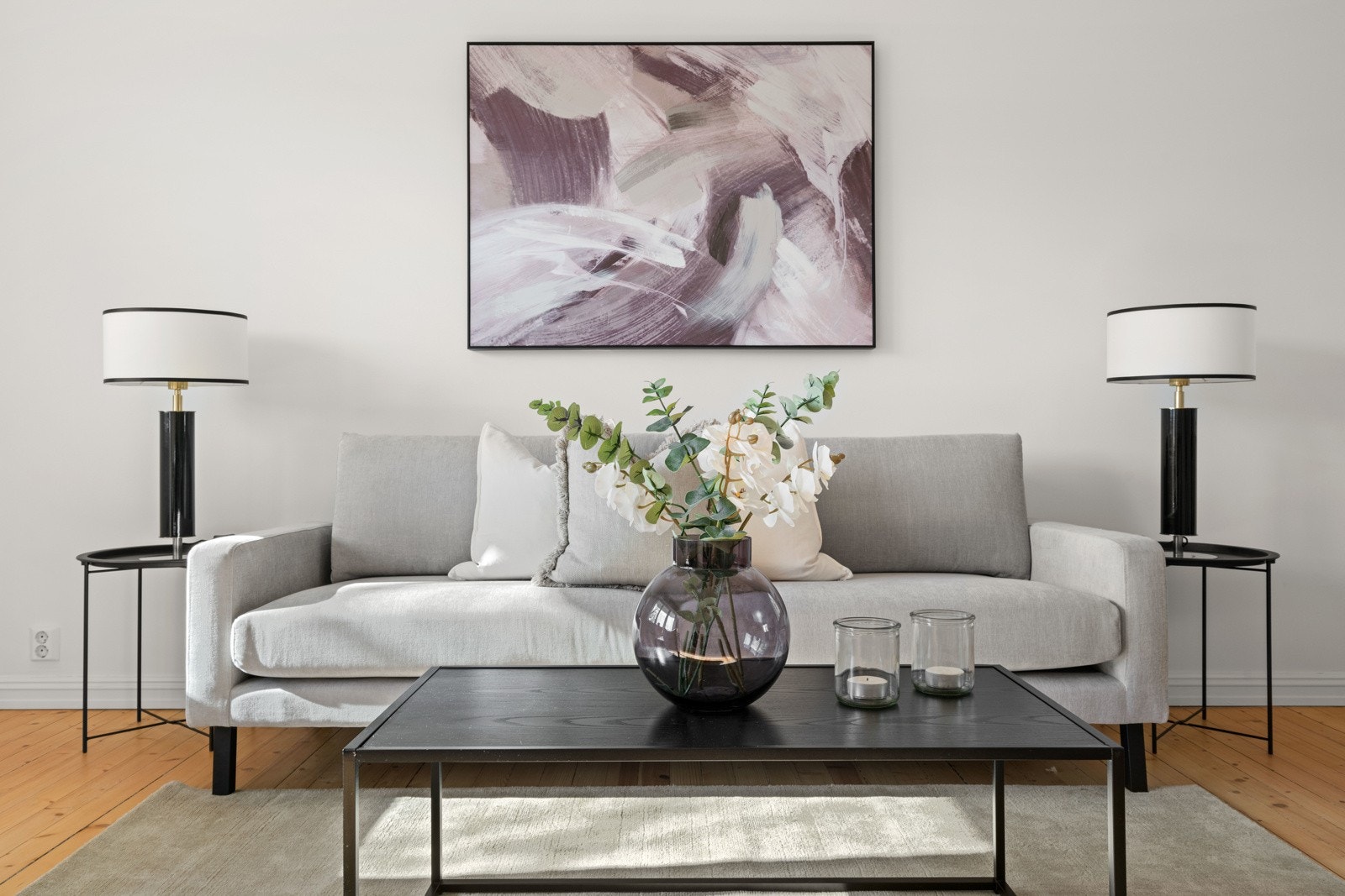 Den lyse fargepaletten gjør det enkelt å sette sitt eget preg på leiligheten. Galleribilde