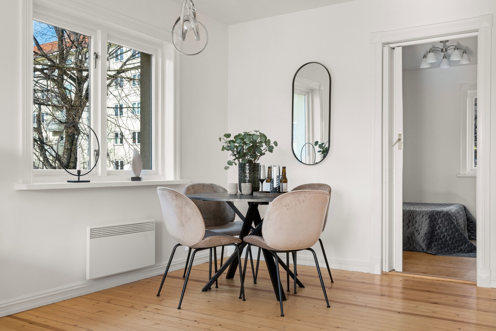 Gled dere til å invitere venner og familie til den første middagen i deres nye hjem! Galleribilde