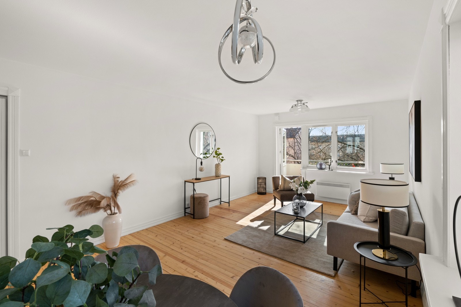 Stuen fremstår lys og innbydende med flotte tregulv. Galleribilde