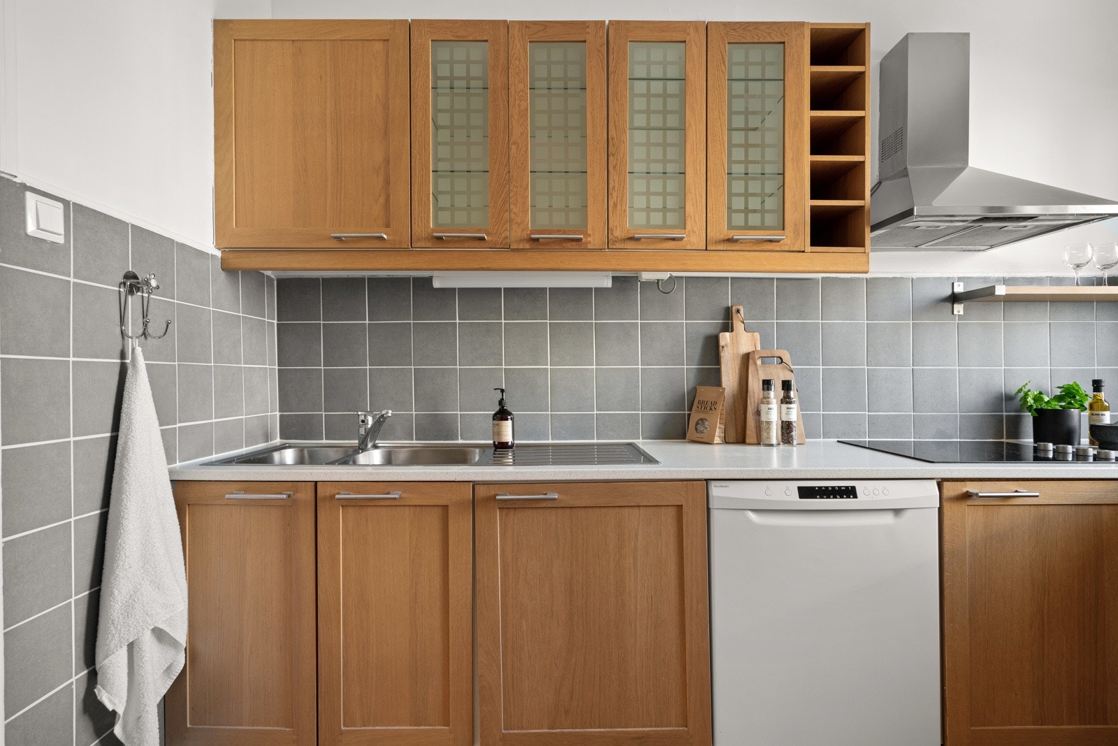 Kjøkkenet består av heltre kjøkkeninnredning med laminat benkeplate. Galleribilde