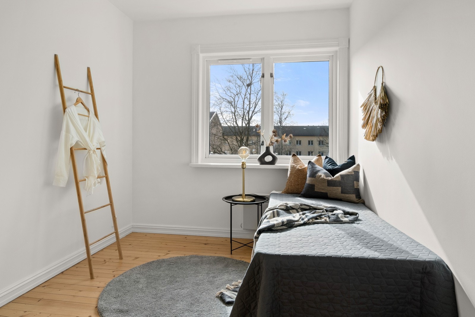 Leilighetens tredje soverom er lyst og med plass til seng, nattbord og diverse. Galleribilde