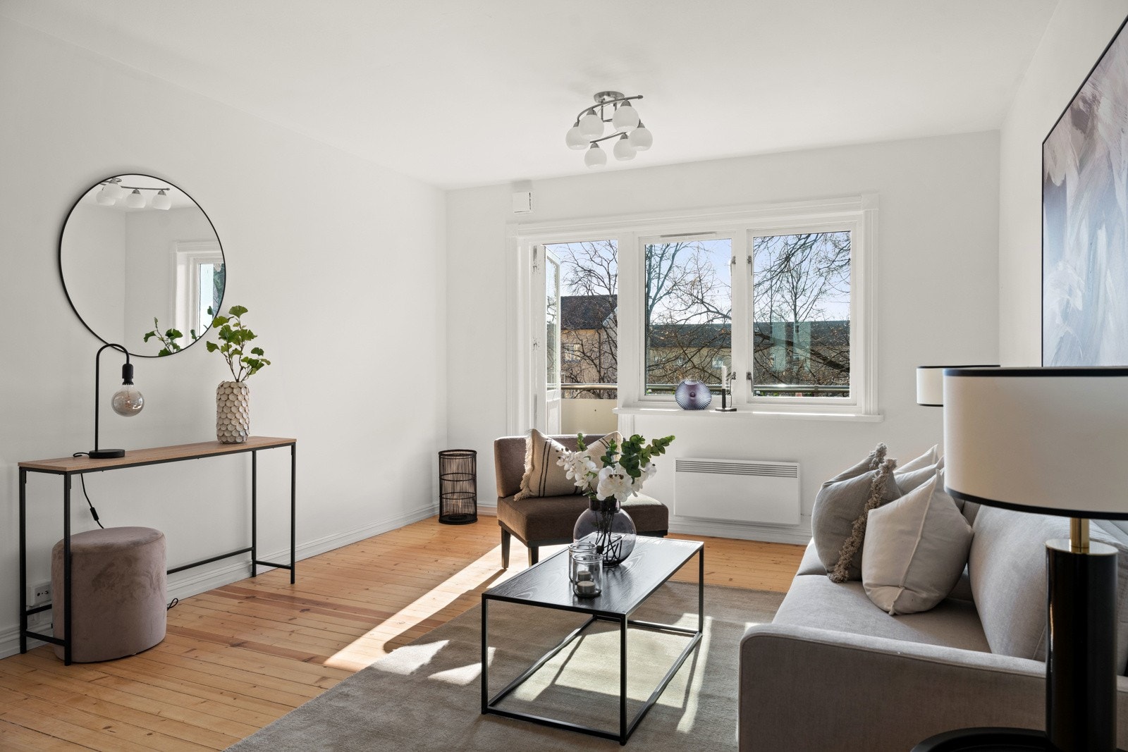 Store vinduer sørger for godt med naturlig lys. Galleribilde