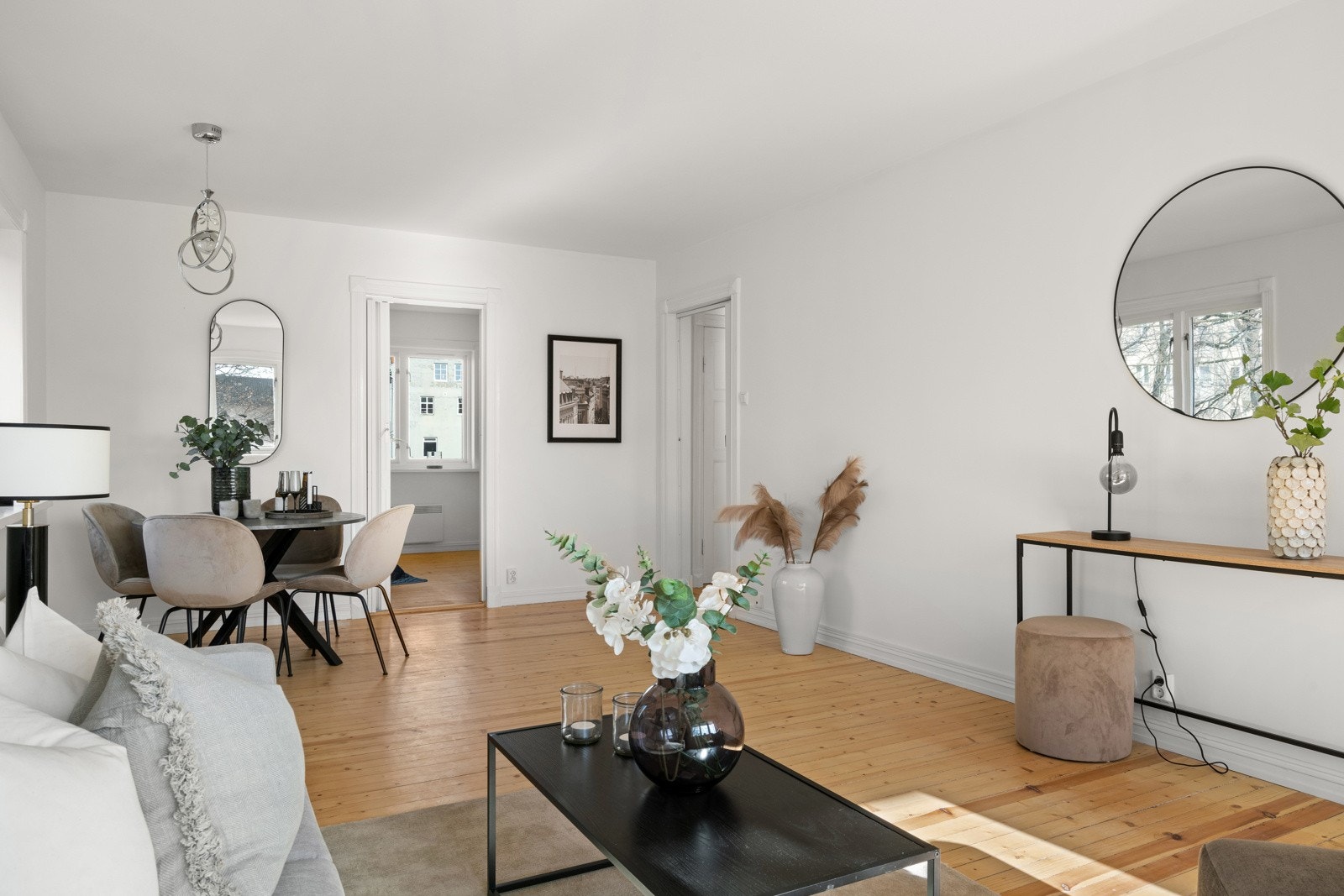 Stuen er et svært sosialt rom, med plass til både sofakroken og en hyggelig spisegruppe. Galleribilde