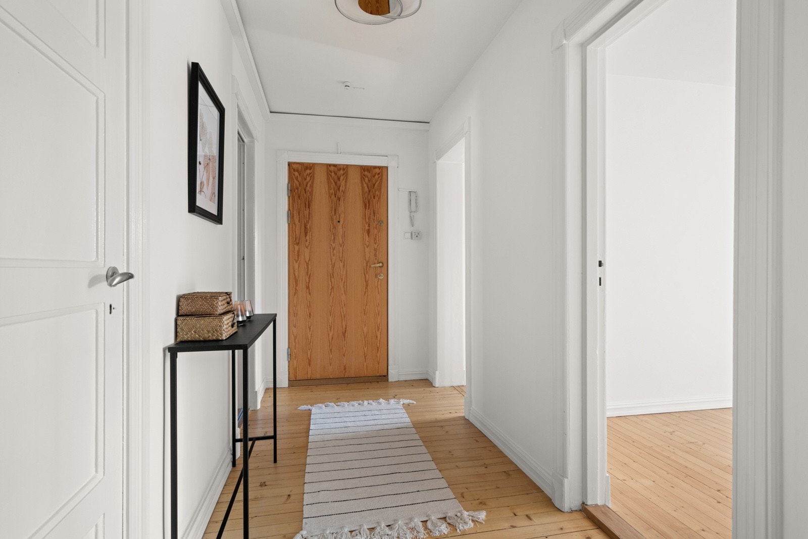 Bak inngangsdøren ønskes dere velkommen av en lys og trivelig entré. Galleribilde