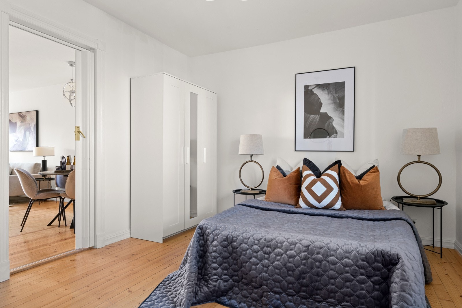 Godt med naturlig lys sørger for en behagelig romfølelse og en god start på dagen. Galleribilde