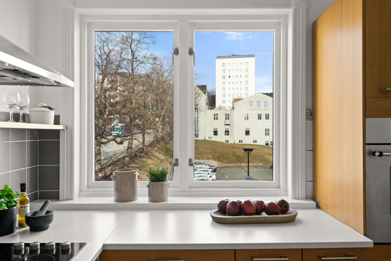 Store vindusflater gir godt med naturlig lys og god atmosfære til rommet. Galleribilde