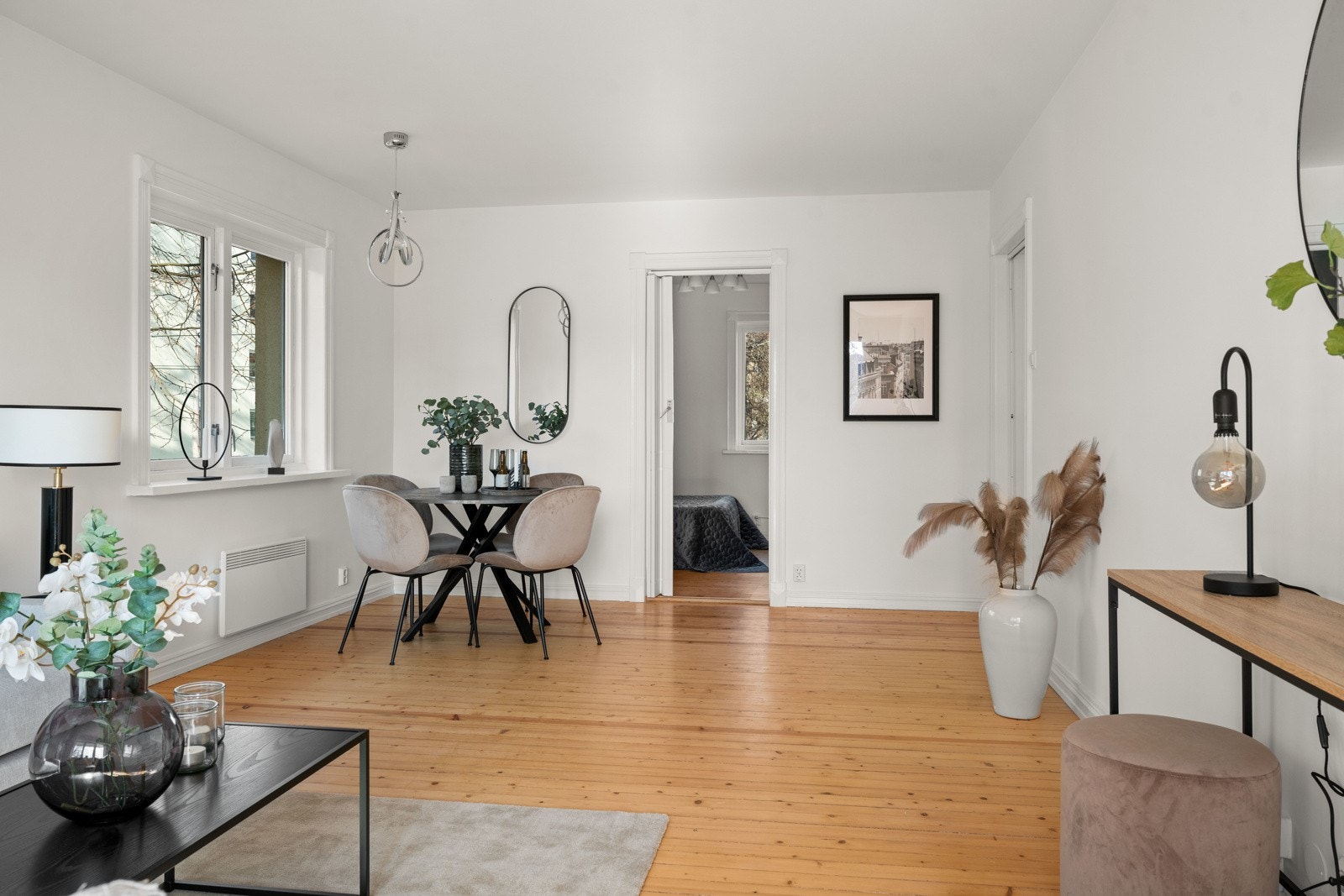 Store vindusflater og det faktum at leiligheten er en hjørneleilighet gir et særdeles lyst og trivelig hjem. Galleribilde