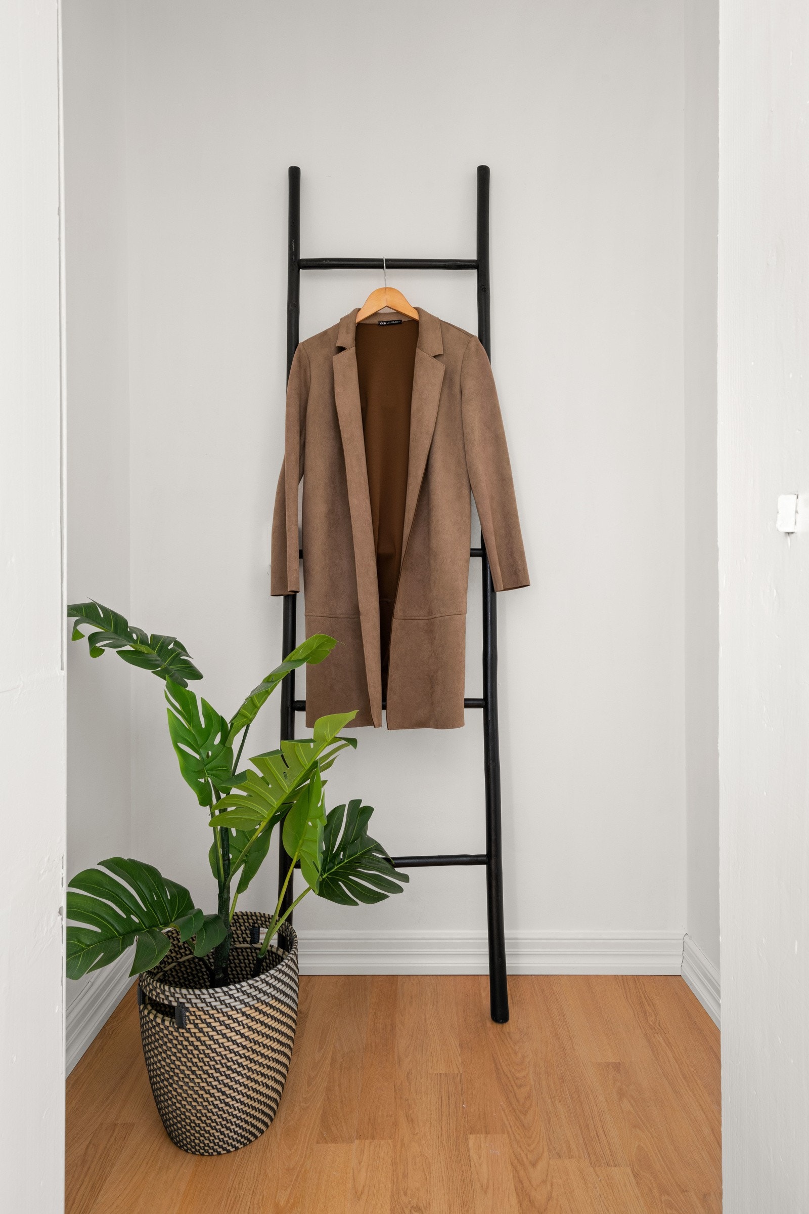 Den innvendige boden gjør at du enkelt kan organisere deg til mer plass og orden. Galleribilde