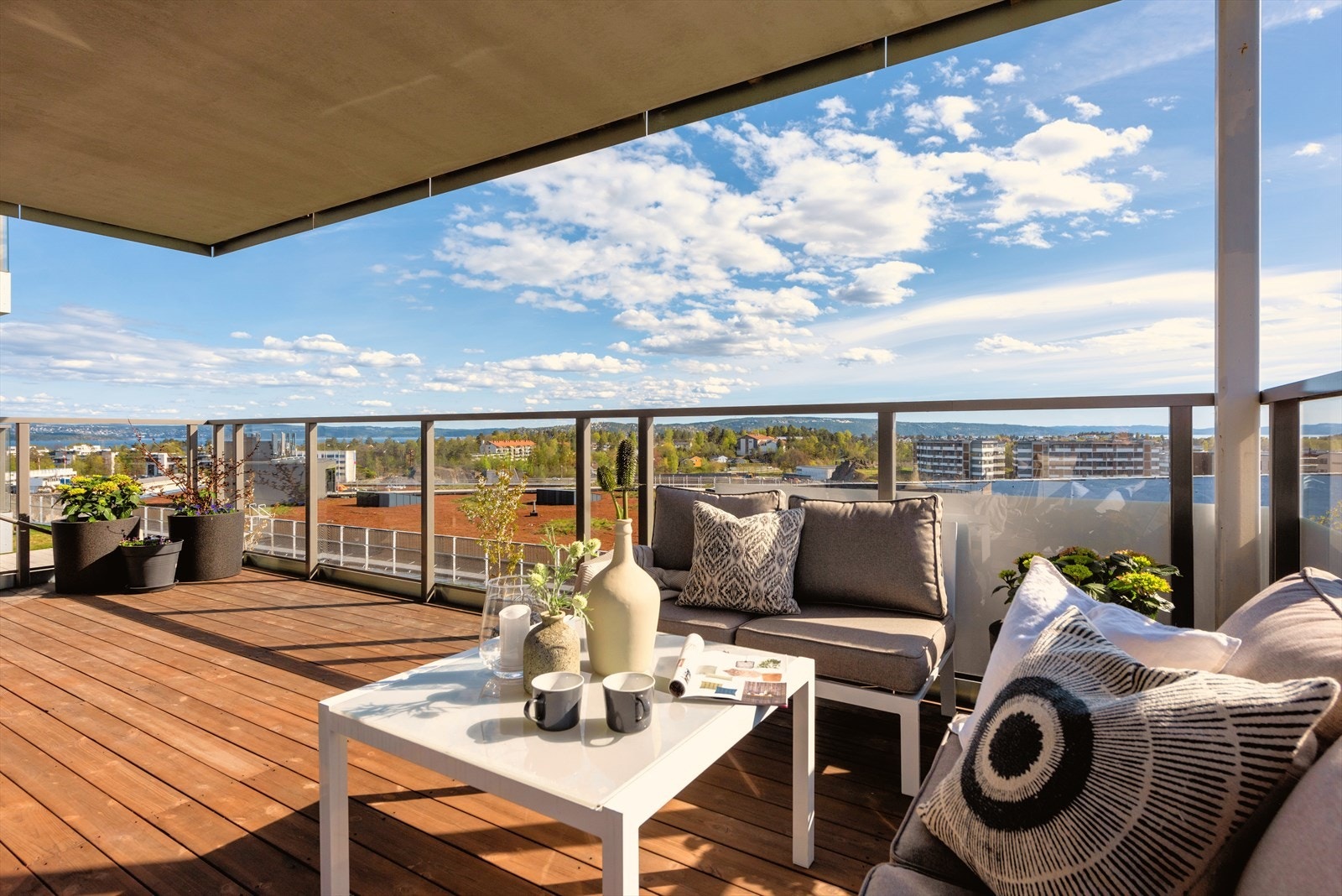 32 kvm balkong med svært gode solforhold og sjøutsikt i flere retninger Galleribilde