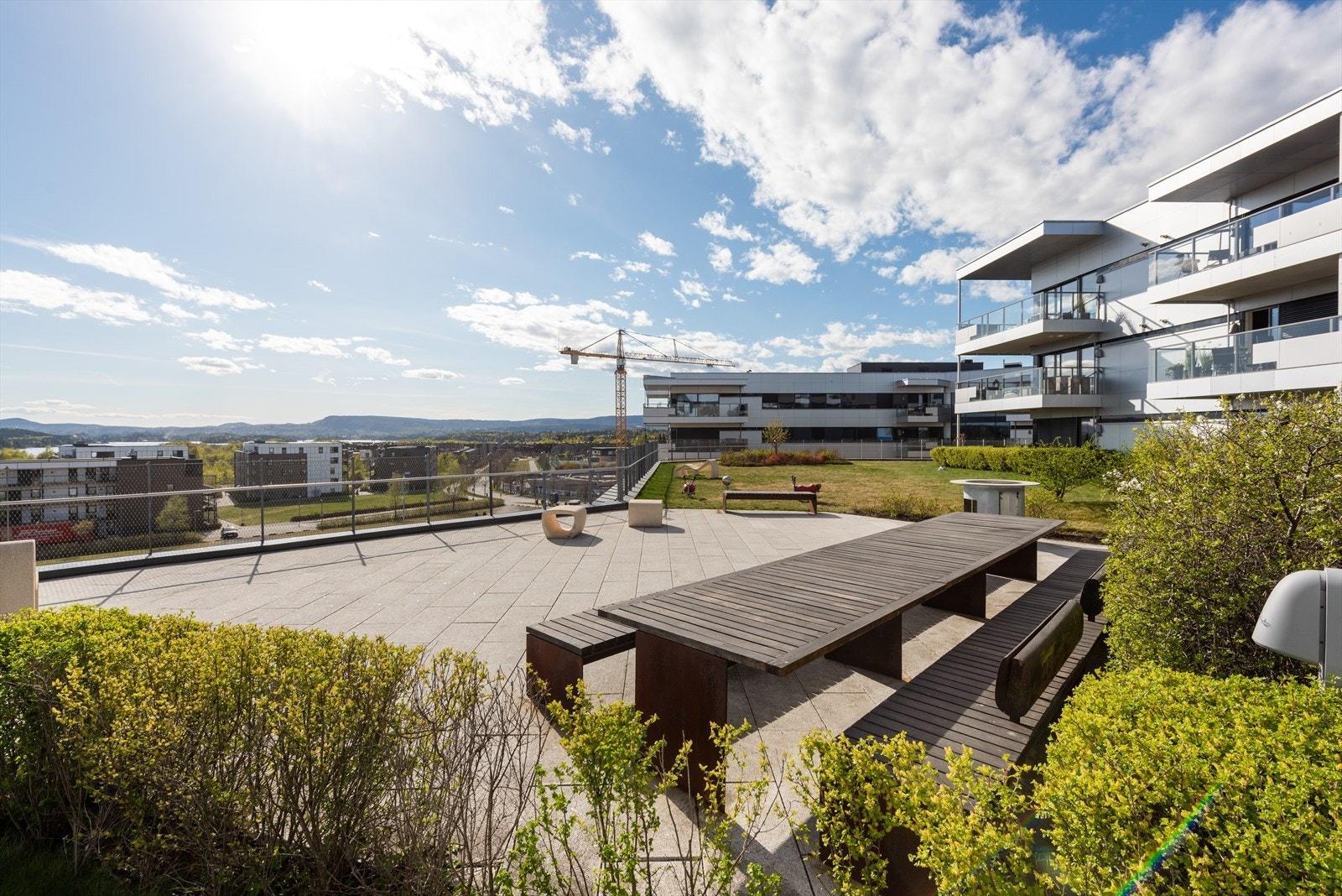 Takparken i dette bygget er over 5 mål, er pent beplantet med gressplen, prydbusker og har flere sittegrupper. Galleribilde