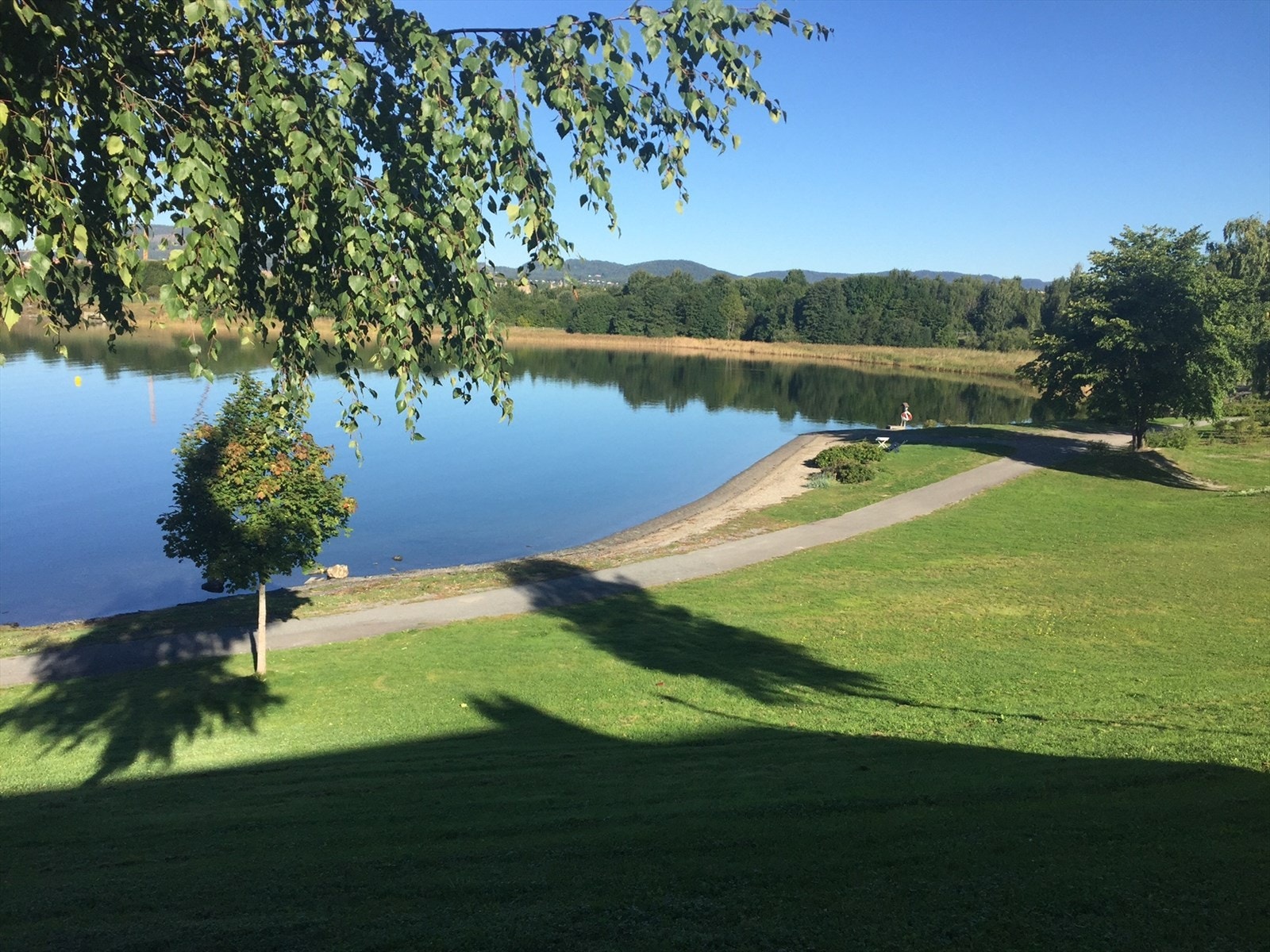 Kort vei til fritidstilbud som badestrand og padlearena i Koksabukta. Galleribilde