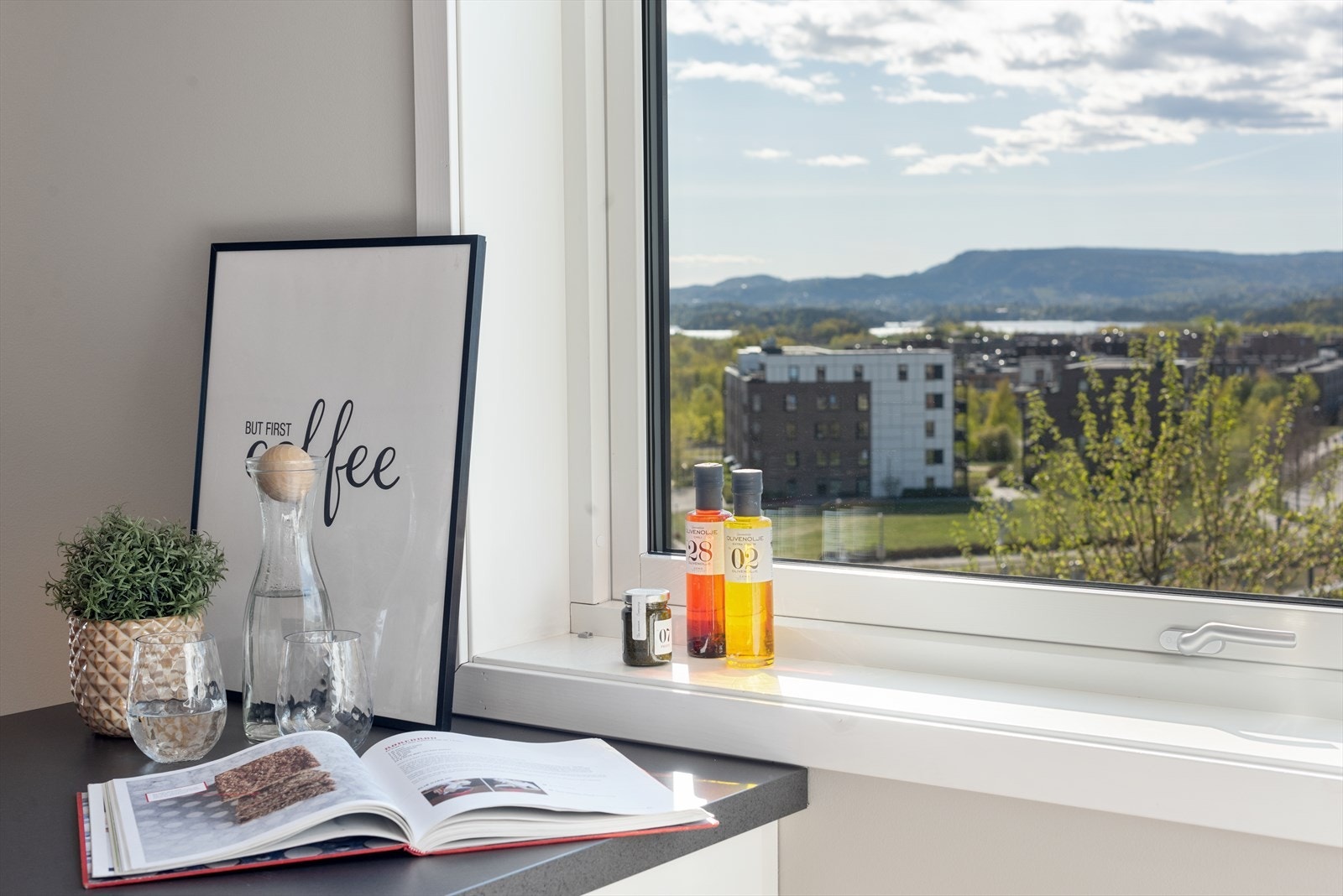 Hyggelig utsyn fra kjøkkenvinduet. Galleribilde