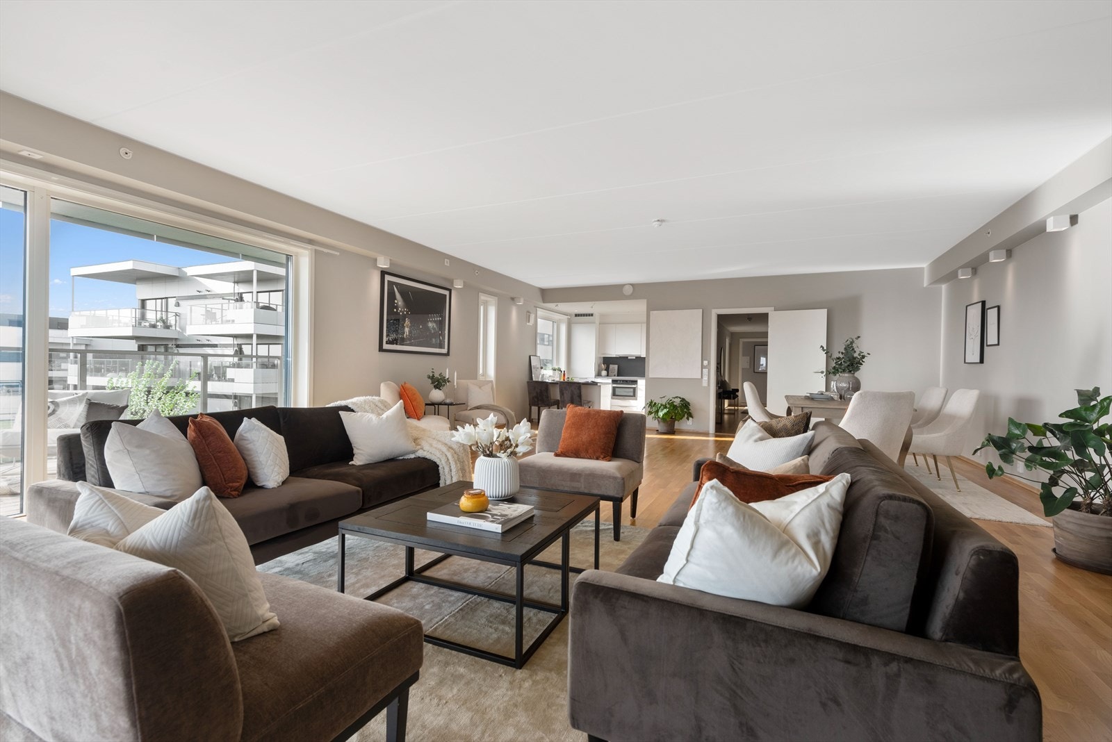 Delikat stue med gode møbleringsmuligheter - perfekt for både selskapeligheter, familiehygge og ren avslapning. Galleribilde