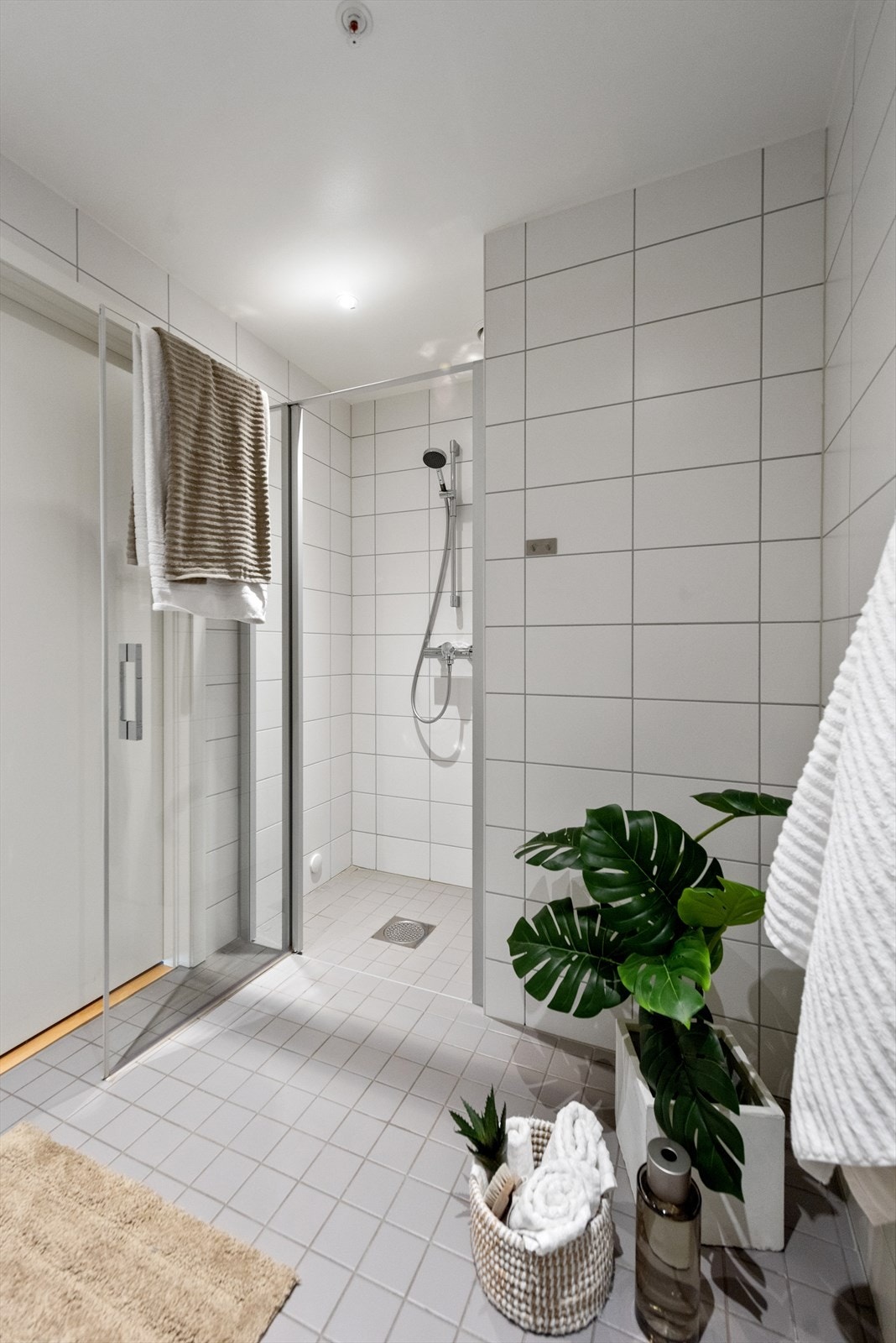 Dusj bak svingbar glassvegg. Galleribilde