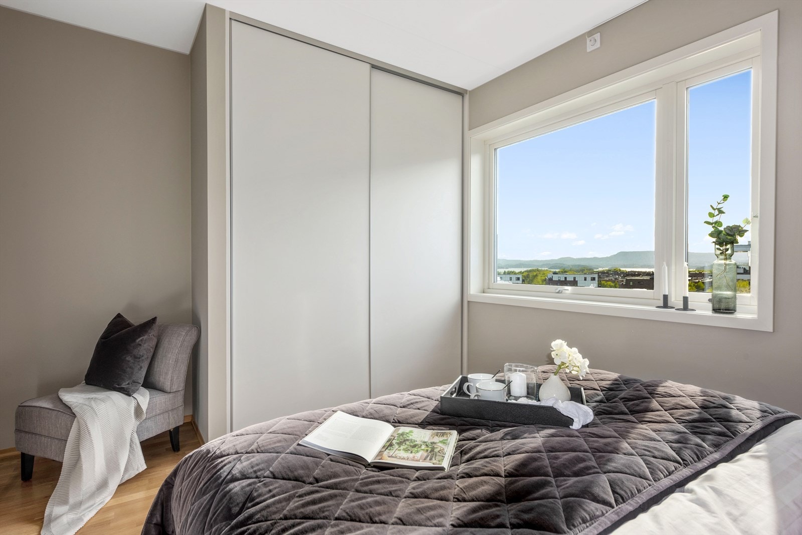 Frisk utsikt fra vinduet til hovedsoverommet. Galleribilde