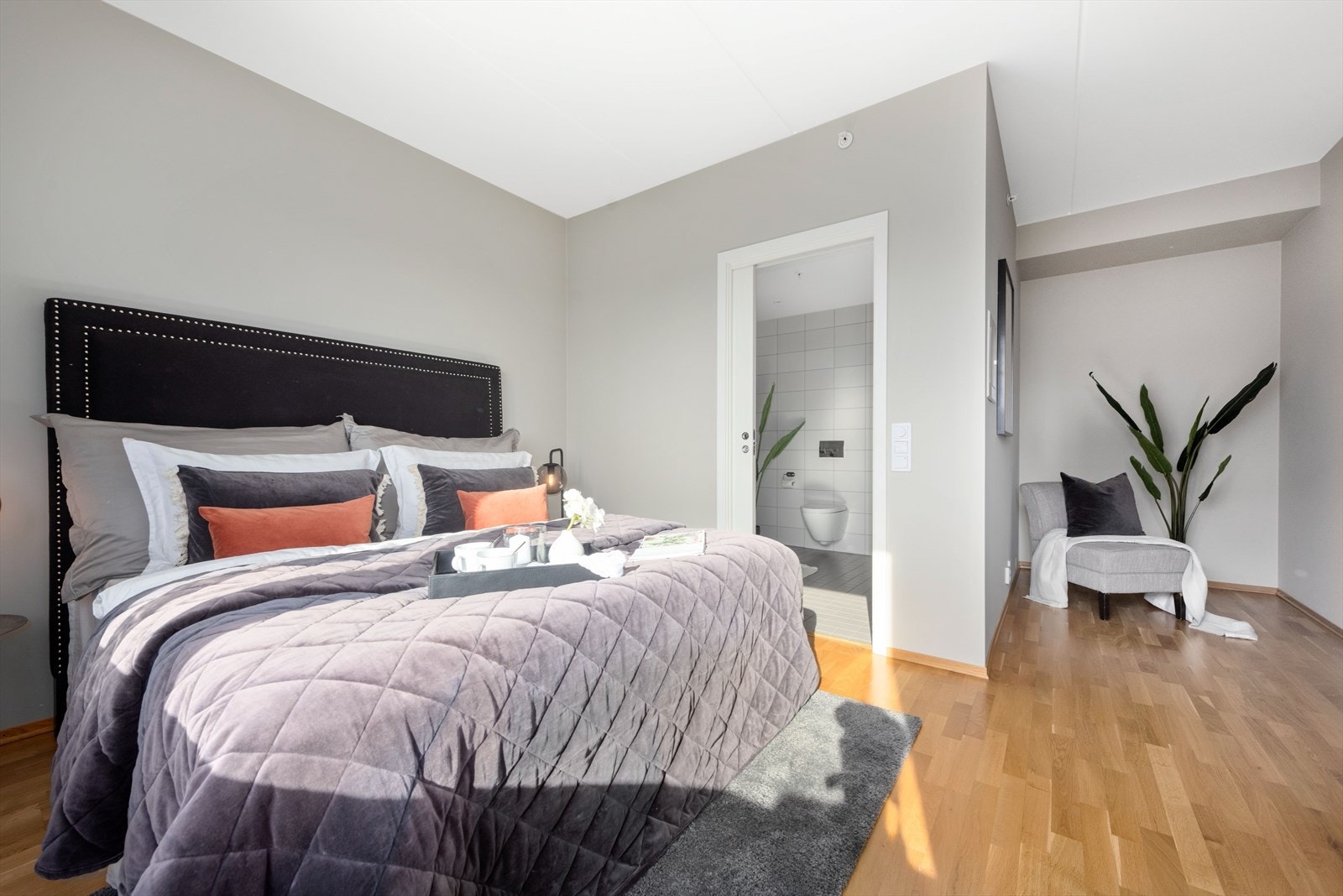 Eget bad i tilknytning til hovedsoverommet som gir suitefølelse. Galleribilde