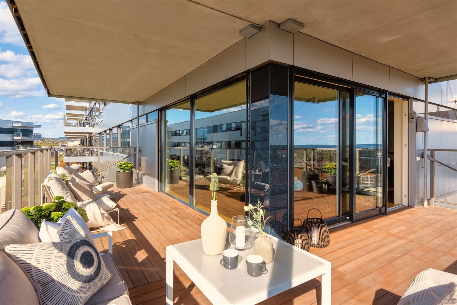 Store vindusflater og innbydende uterom. Uttak for gass for påkobling til gassgrill. Galleribilde