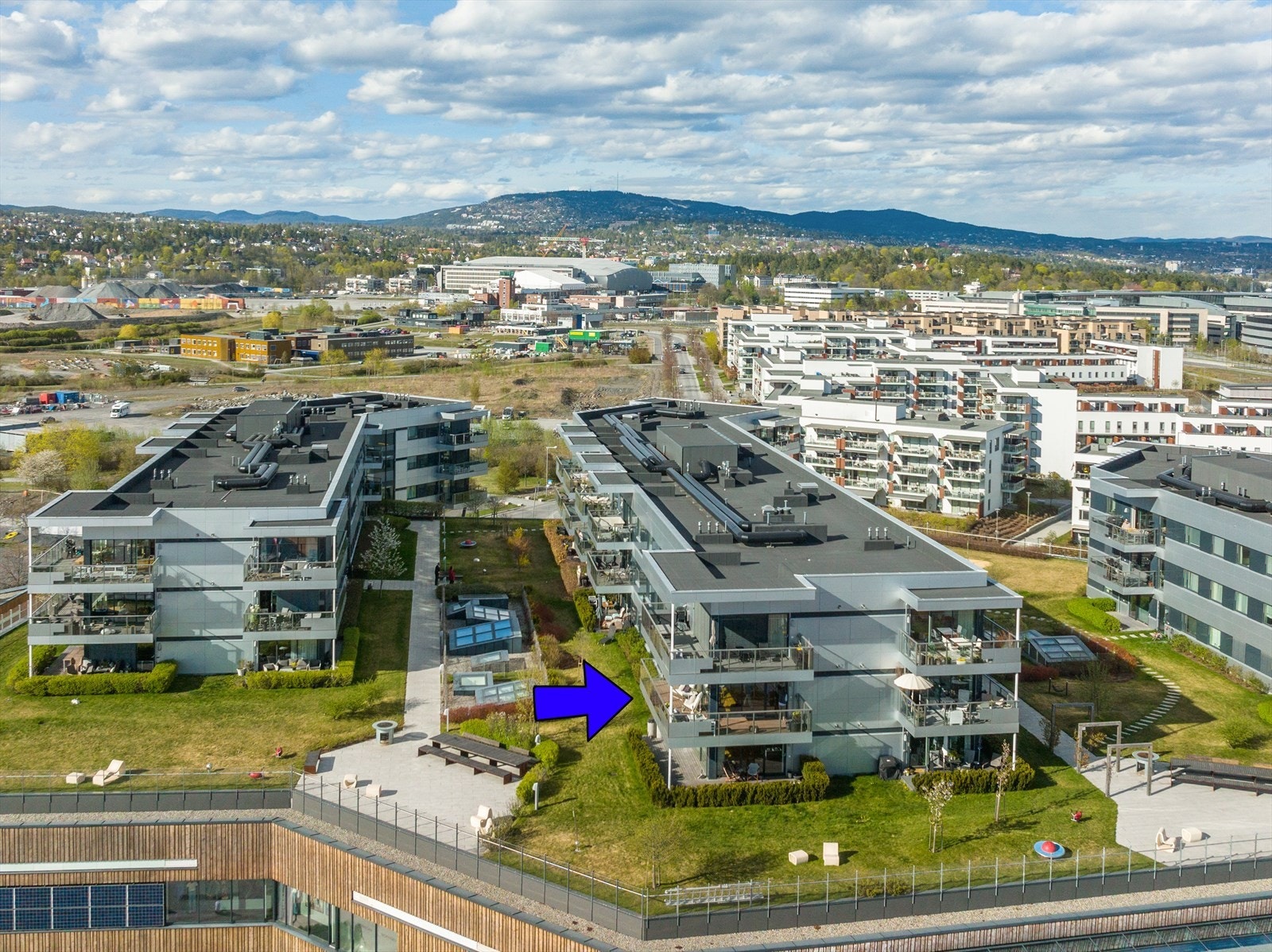 Sentral, idyllisk og attraktiv beliggenhet med tilgang til takpark som uteareal. Galleribilde