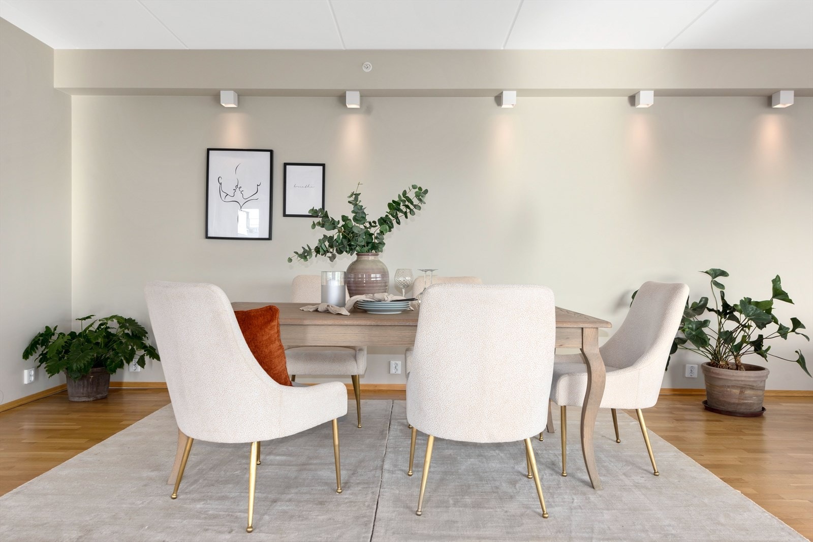 Hyggelig spisestueavdeling som legger godt til rette for et godt sosialt liv. Galleribilde