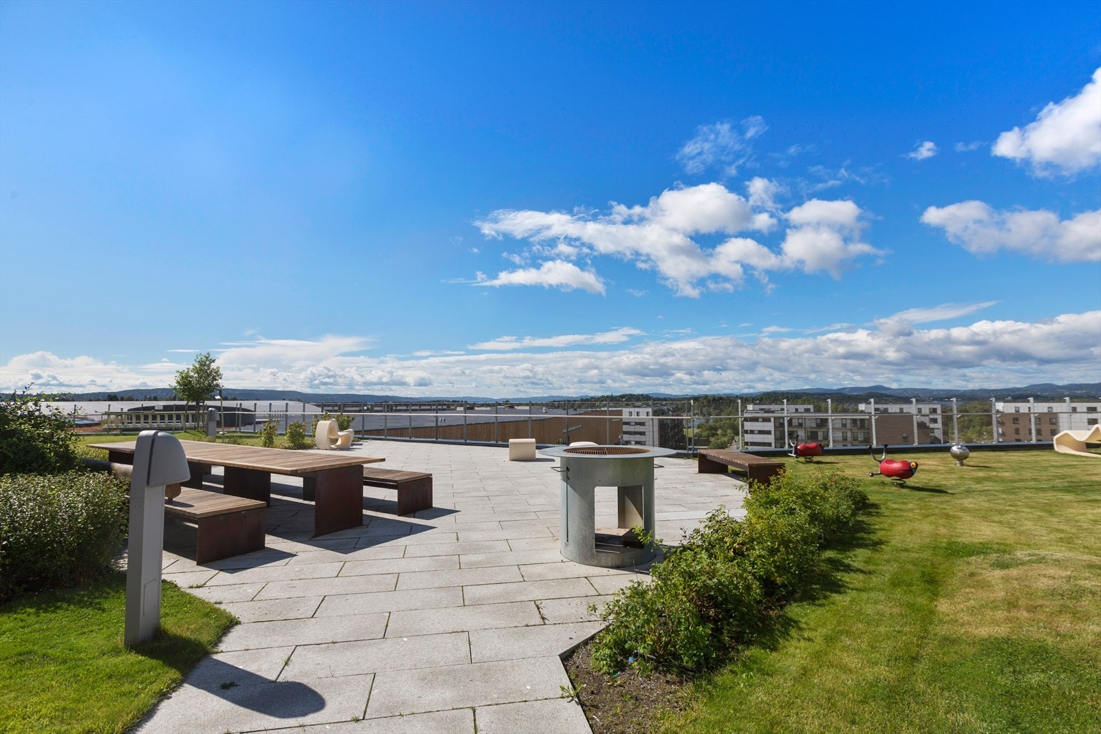 Her bor du midt i smørøyet, med kort avstand til "alt", men samtidig i luftige omgivelser med flott utsikt. Galleribilde