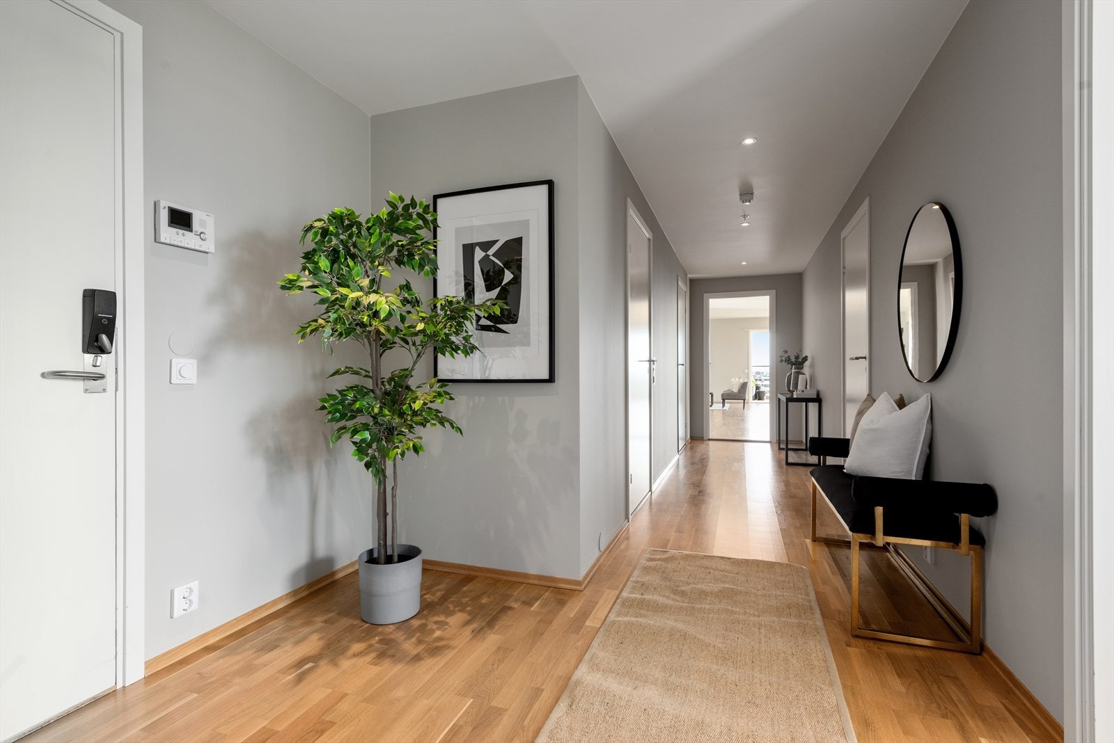 Entréen gir et godt førsteinntrykk av leiligheten og er holdt i lyse, tidsriktige farger. Galleribilde