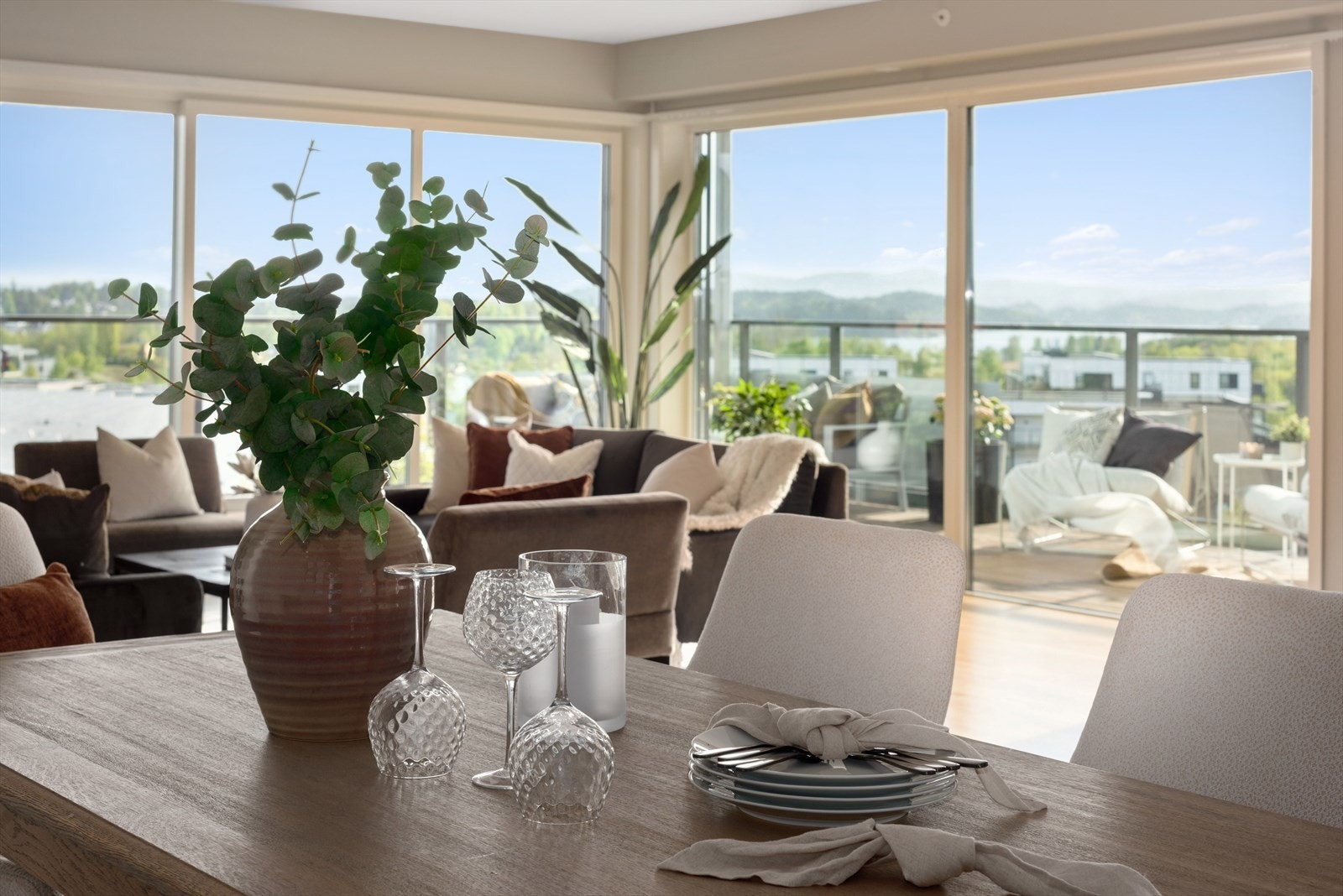 Store, flotte vindusflater langs to vegger bringer inn rikelig med dagslys og en herlig romfølelse. Ca 2,60 meter under taket. Galleribilde