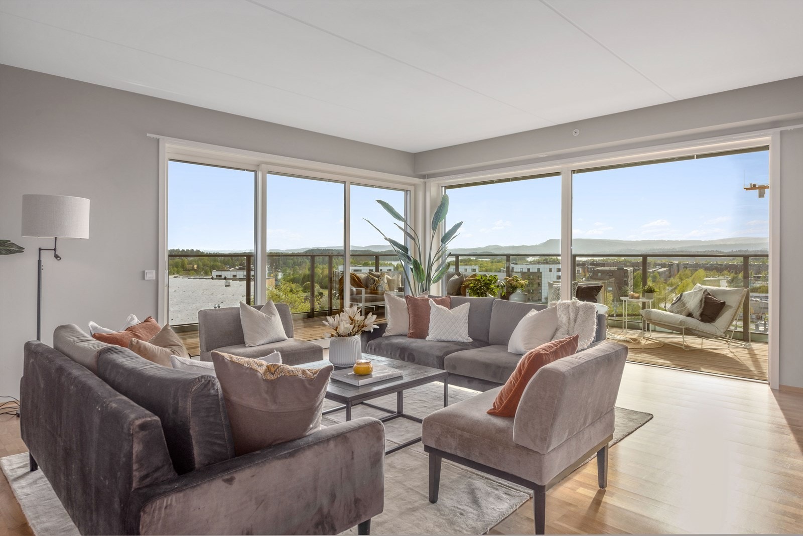 Helt i front med langstrakt panoramautsikt på taket av Fornebu S. Galleribilde