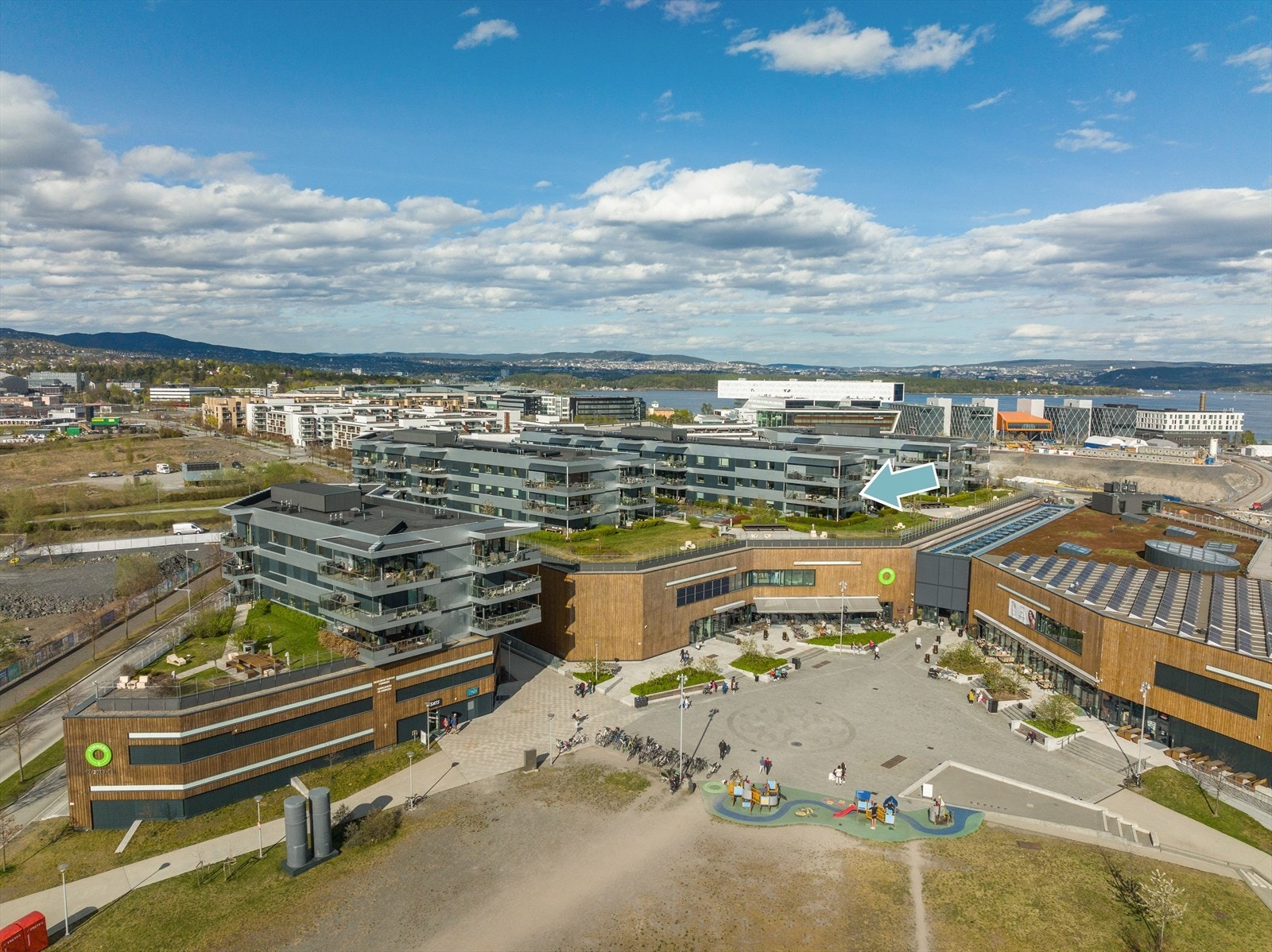 Solrik og luftig beliggenhet med oversikt over feltet selv om du bor skjermet. Galleribilde