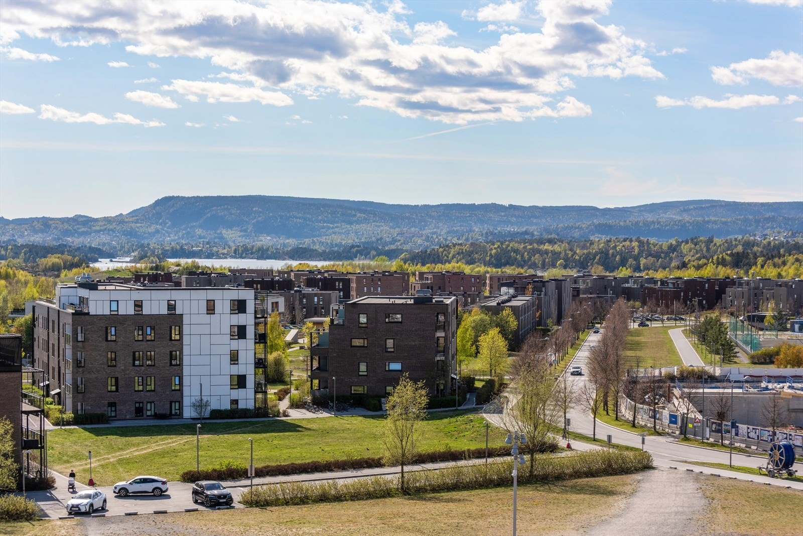 Rett nedenfor sameiet leder gangveiene inn til Storøyas park- og baderområder, og videre rundt Fornebulandets fantastiske promenader. Galleribilde