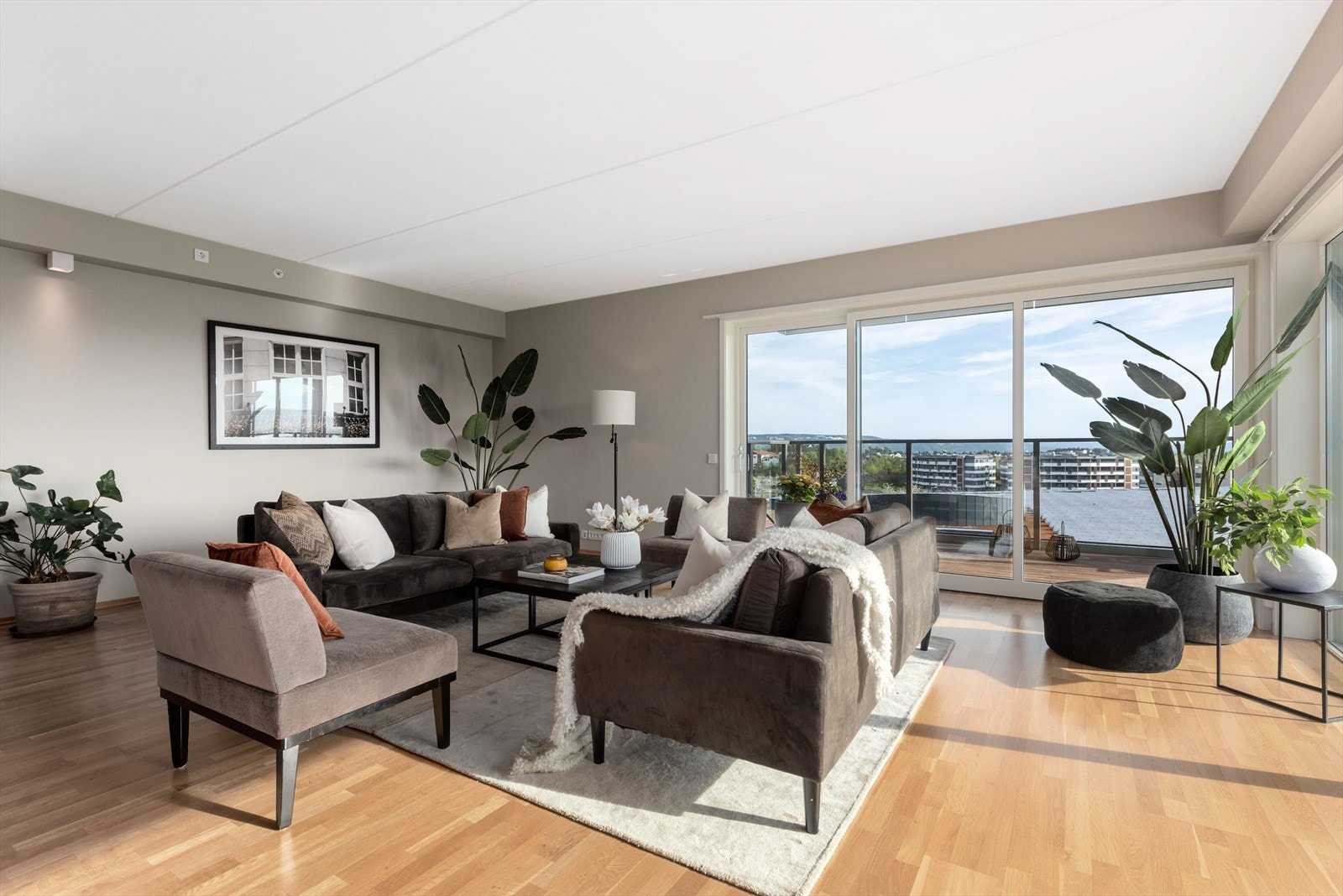 Allrommet er pent innredet med flotte parkettgulv og malte, glatte flater. Galleribilde