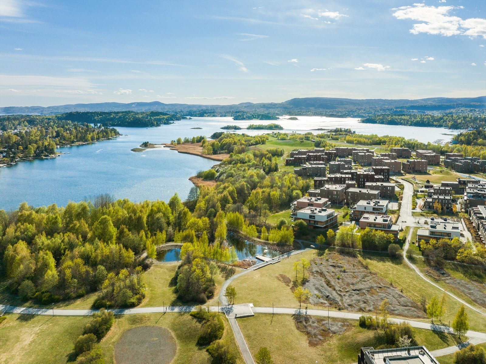 Storøya er blitt et yndet sted å være om sommeren med fine badestrender, kiosk, wc og dusj, rullestol-adkomst til vannet, sandvolleyballbaner og fine turstier. Galleribilde