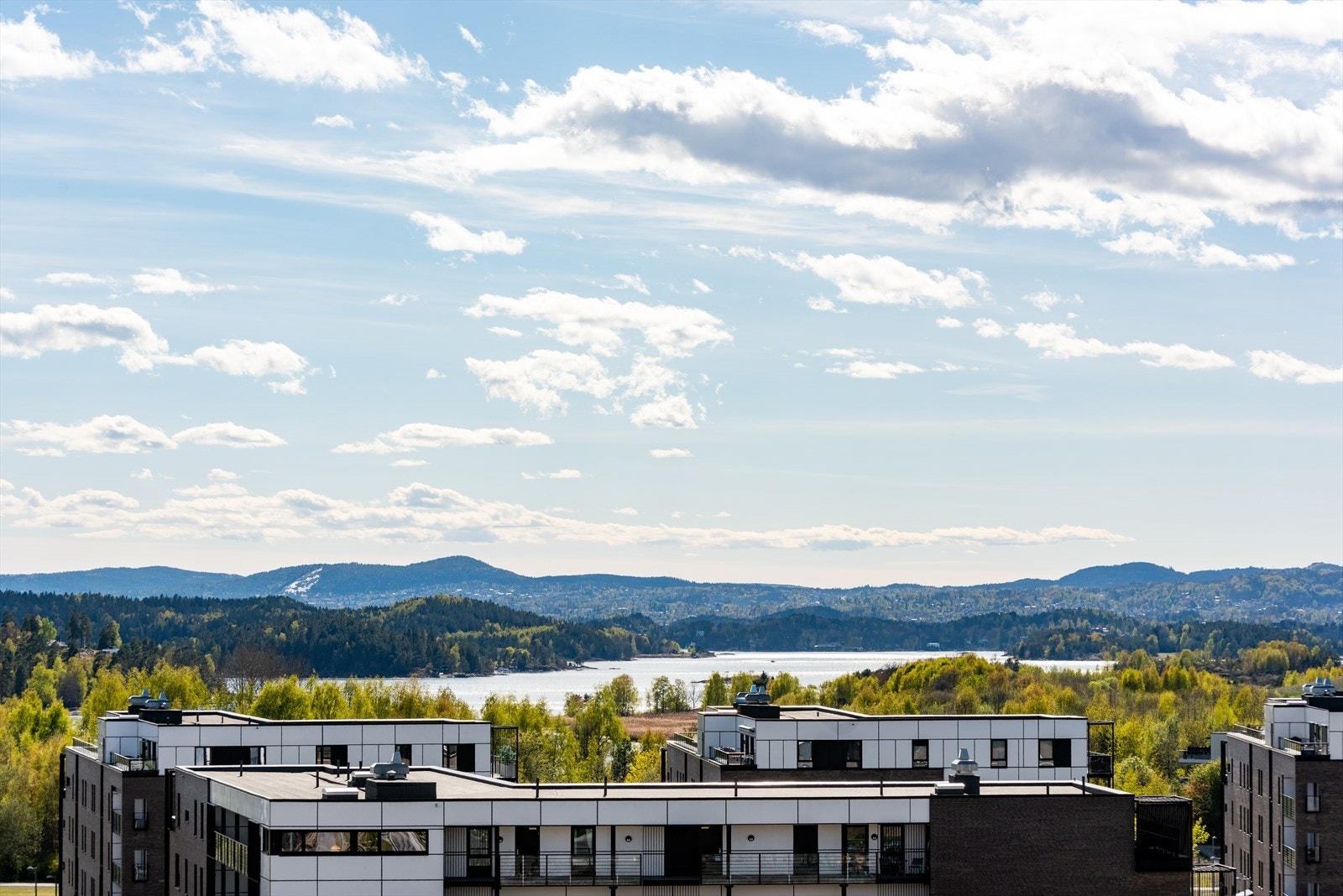 Naturskjønne omgivelser med mulighet for å nyte et liv med nærhet til store og sjønære park- og friområder. Galleribilde