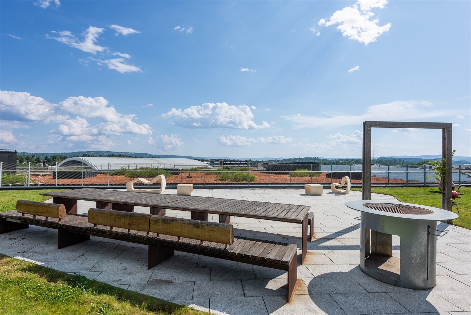 Takparken er beplantet og skaper en frodig og hyggelig hage med flott og vidt utsyn. Galleribilde
