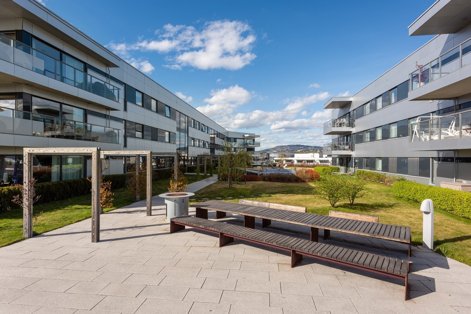 Det er også lekeapparater samt sone med grillmuligheter i takparken. Galleribilde