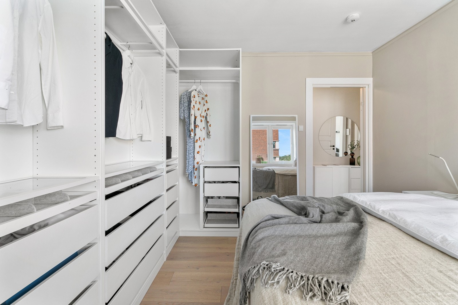 Stor plassbygd garderobe på soverommet Galleribilde