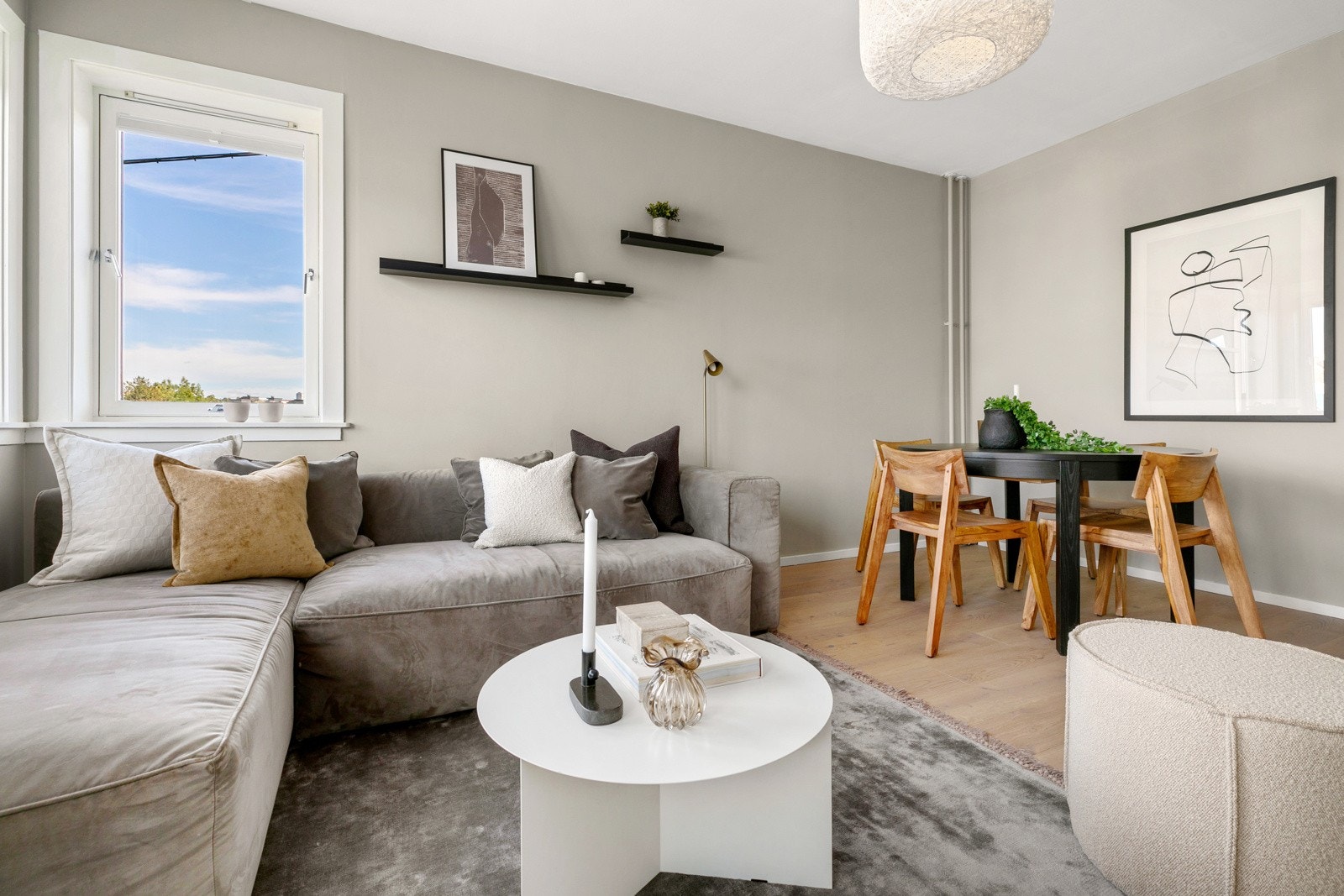 Lys og pen hjeørnestue med god plass til sofagruppe og spisebord Galleribilde