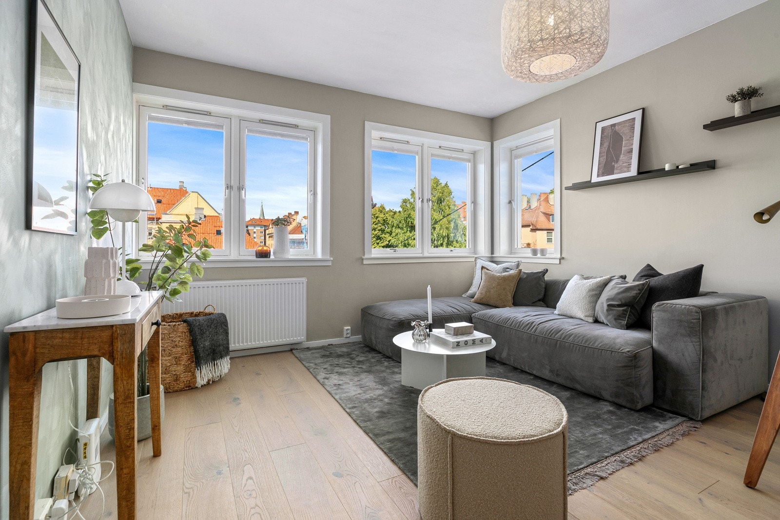 Colletts gate 88 er en meget pen 2-roms hjørneleilighet med felles takterrasse, varmt vann og fyring inkludert, lave omk, ingen dok.avg, ingen forkjøpsrett og gjestepark Galleribilde