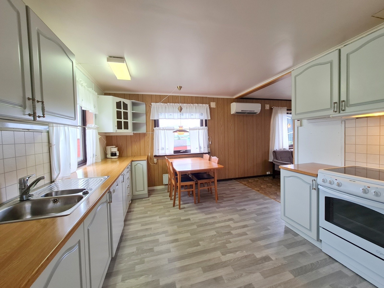 Romslig og trivelig kjøkken Galleribilde