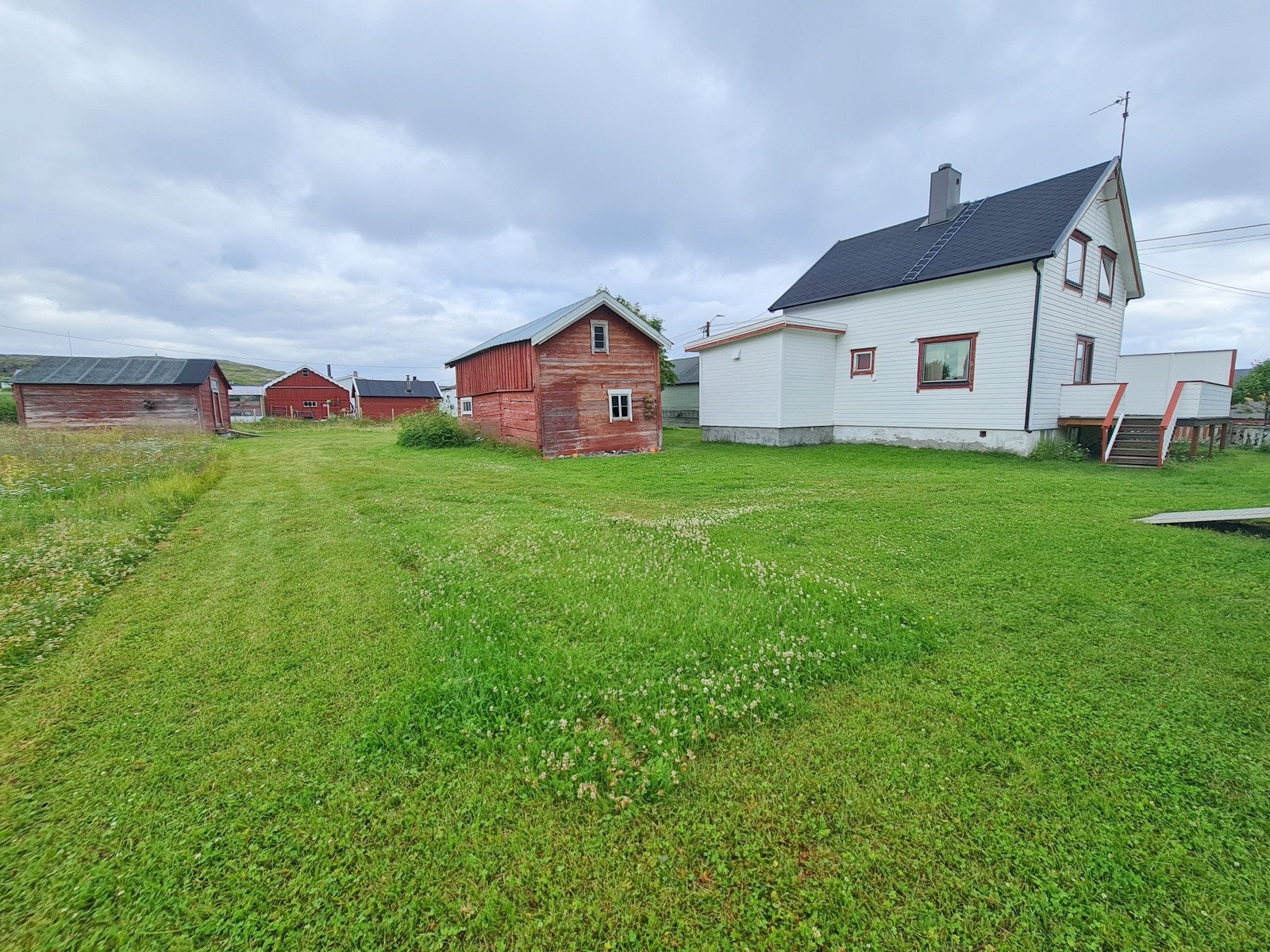 Eiendommen er på 2499 m2 og er omkranset av en stor og fin hage Galleribilde