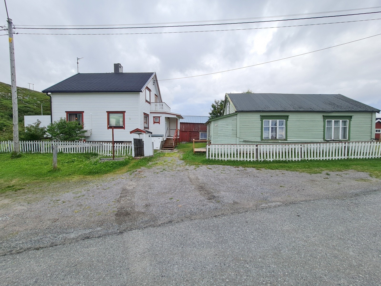 På eiendommen er det oppført en enebolig, eldre bolig, fjøs og to stabbur/uthus Galleribilde