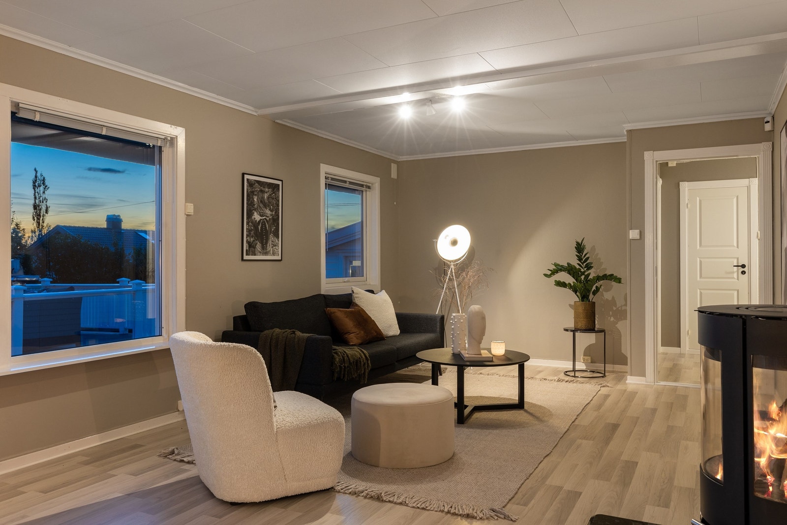 Deler av stuen har tidligere vært avgrenset med en lettvegg og benyttet som soverom nummer 3. Galleribilde