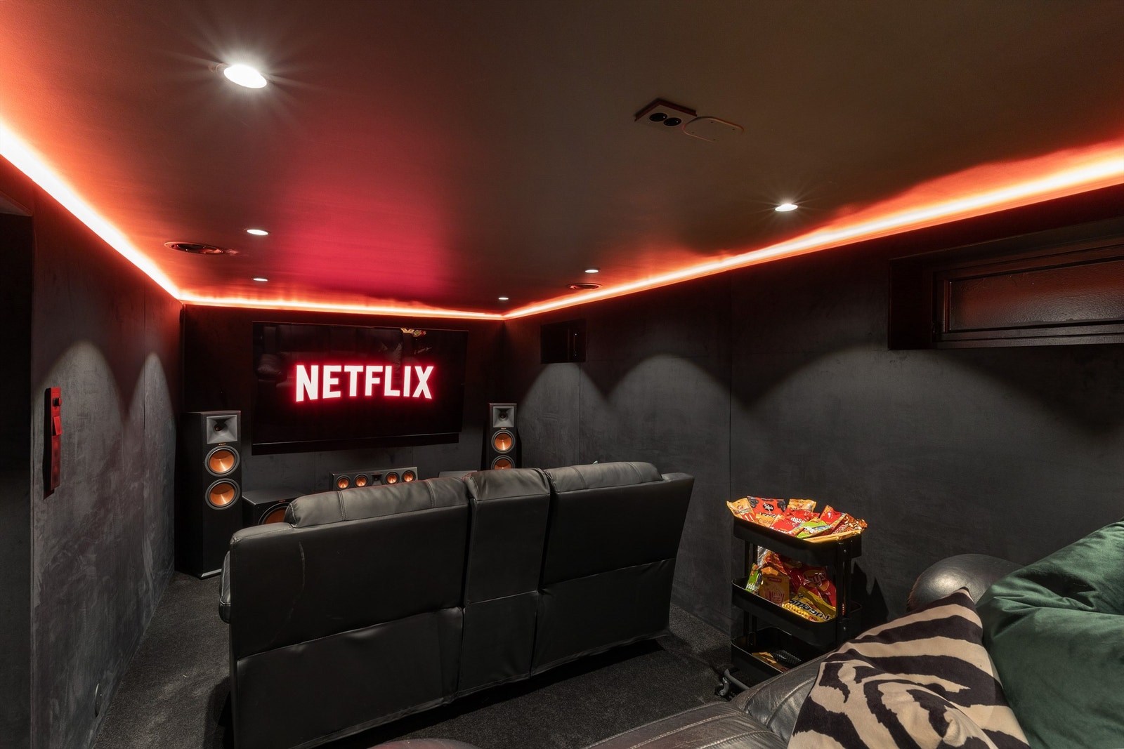 I boligens kjelleretasje er det eget kino-rom. Rommet har velour på vegger og teppe på gulv. Rommet er bygget med vekt på akustikk og den gode kino opplevelsen i eget hjem. Lydanlegg, tv og møbler kan medfølge etter nærmere avtale. Galleribilde