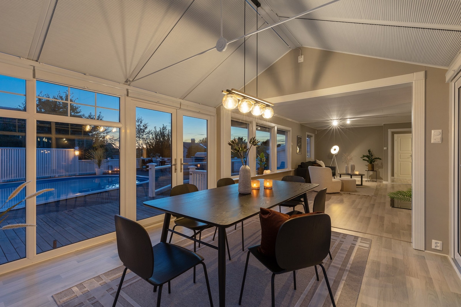 Nydelig vinterhage, en perfekt plass for langbord til storfamilien. Galleribilde