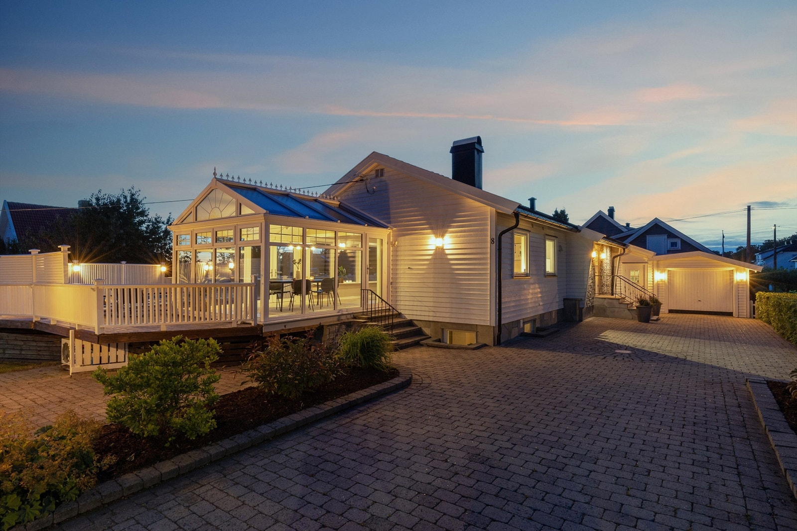 Gårdsplassen er pent opparbeidet og belagt med belegningsstein. Galleribilde