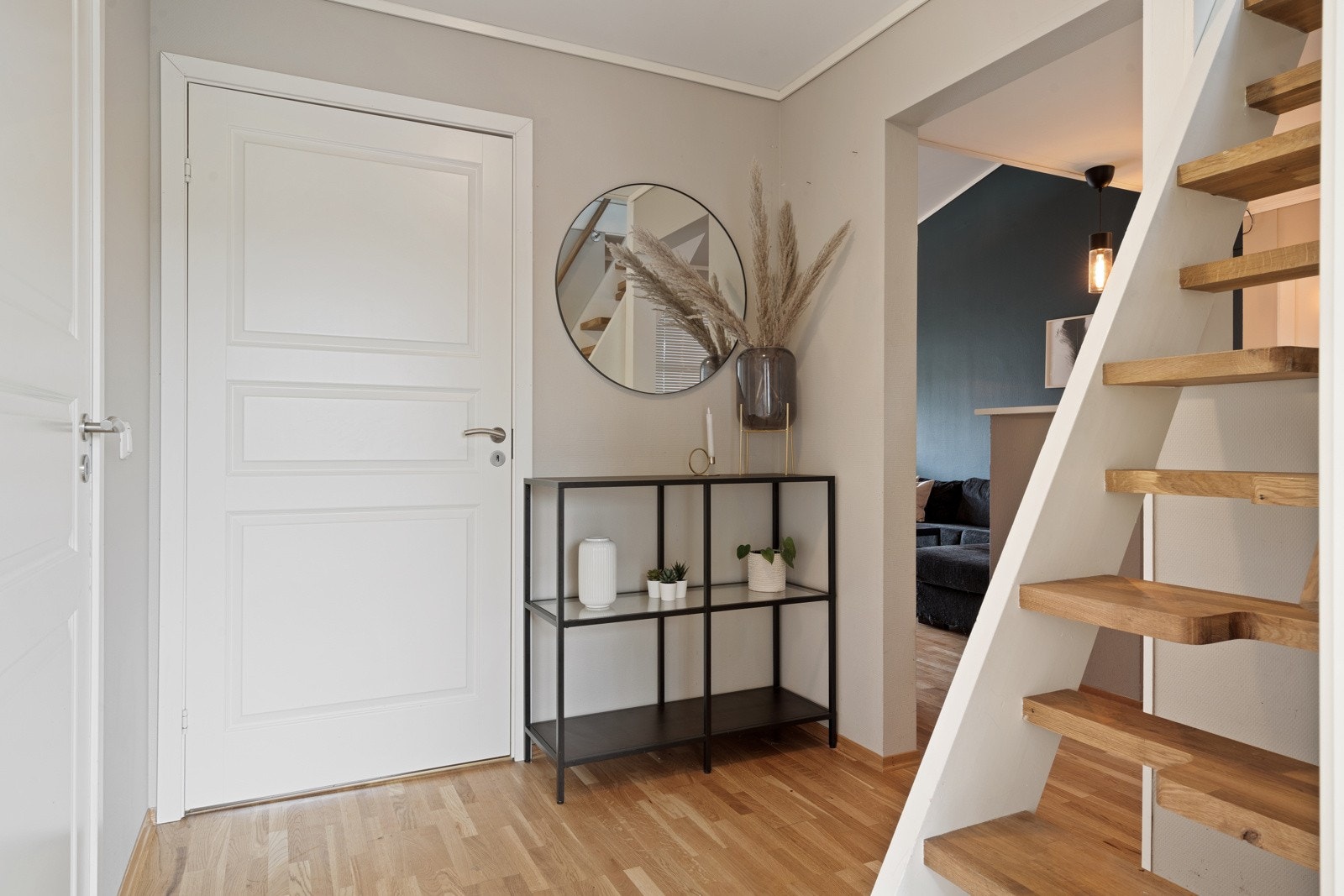 Lyst og innbydende inngangsparti på 5 m² med tilhørende bod på 3 m² som gir godt med plass til oppbevaring av yttertøy- og sko Galleribilde