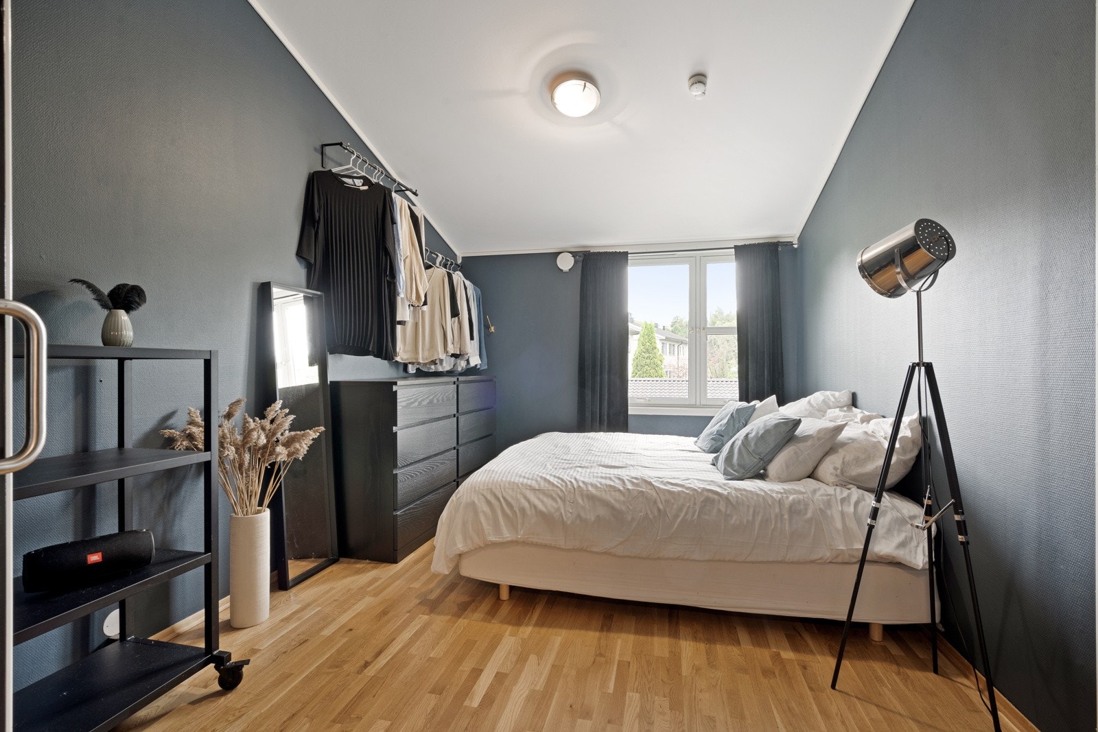 Soverommet er på hele 13 m² med god plass til dobbeltseng og tilhørende møblement, samt ønsket garderobeløsning Galleribilde