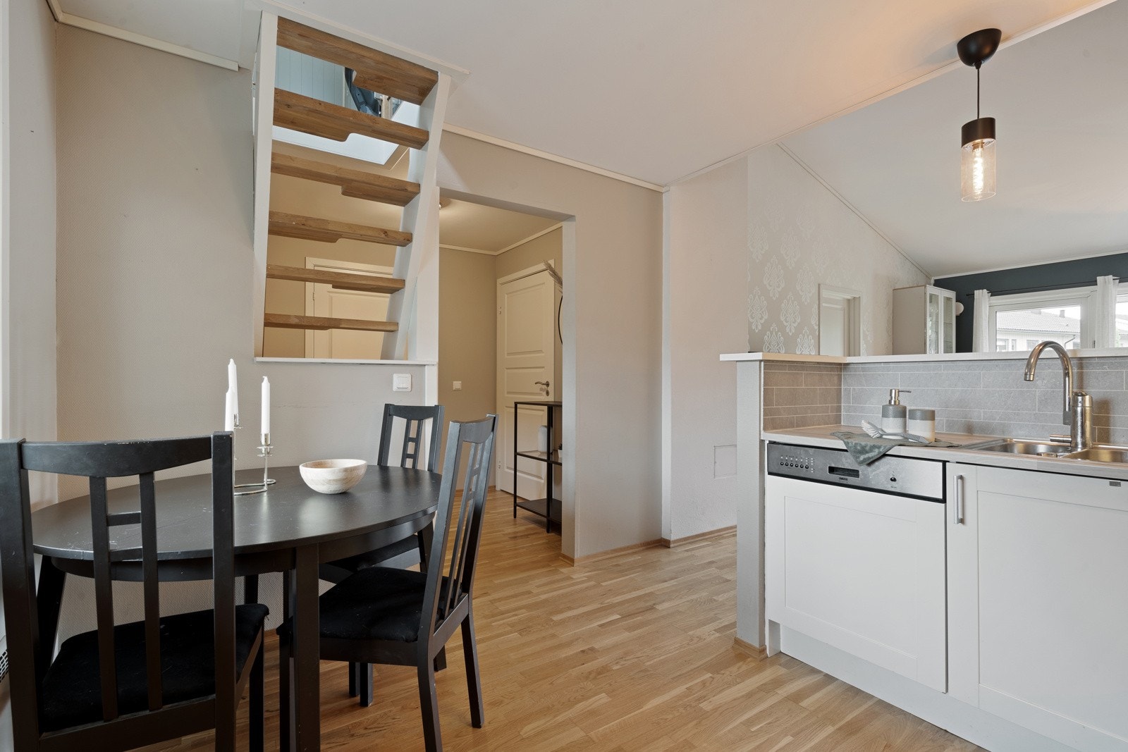 I tilknytning til kjøkkenet er det god plass til spisebord Galleribilde